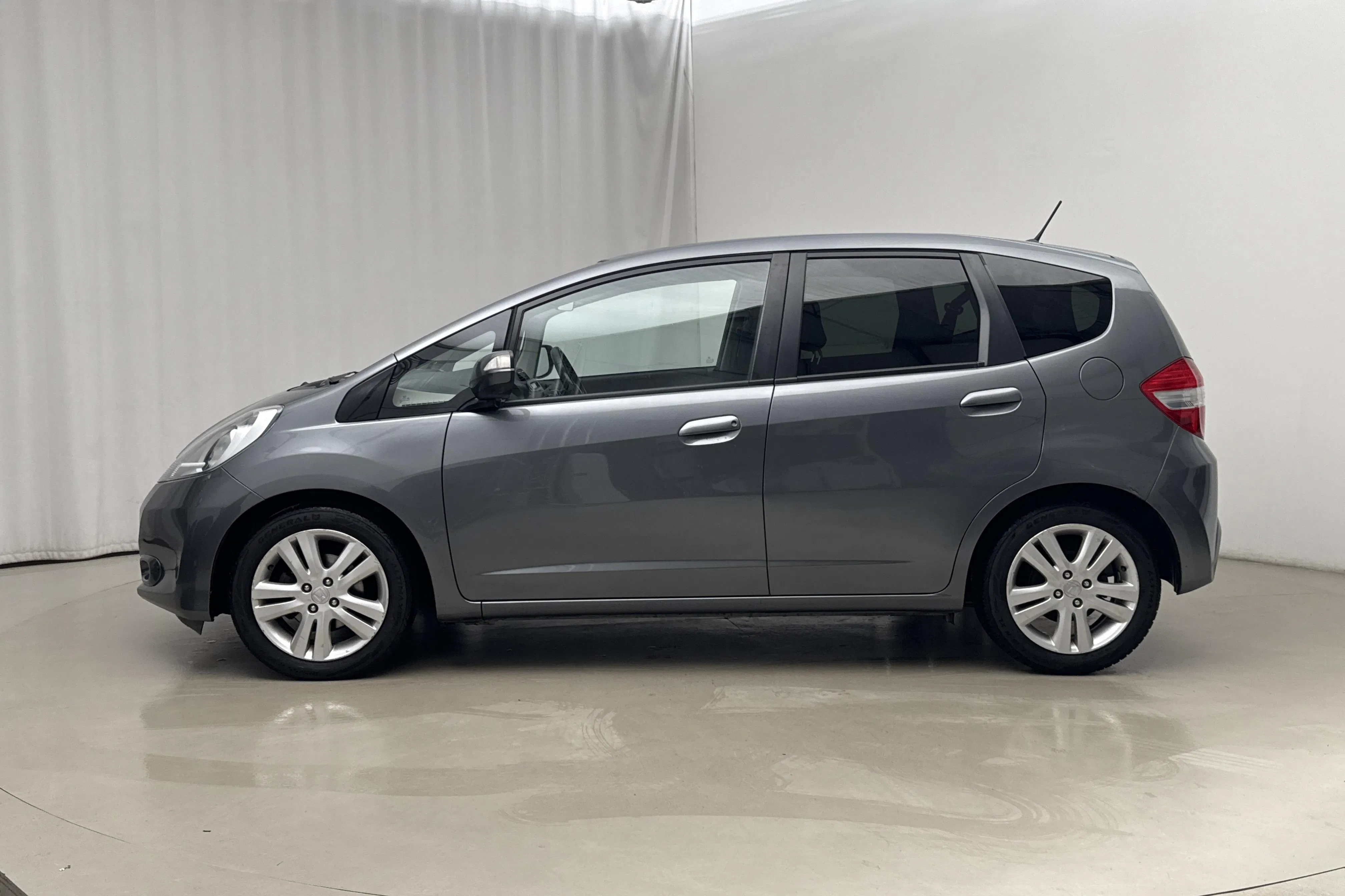Presentationsfoto 2 av 12: Honda Jazz 1.4 (100hk) - 13 913 mil - Automat - Ljusgrå - 2014