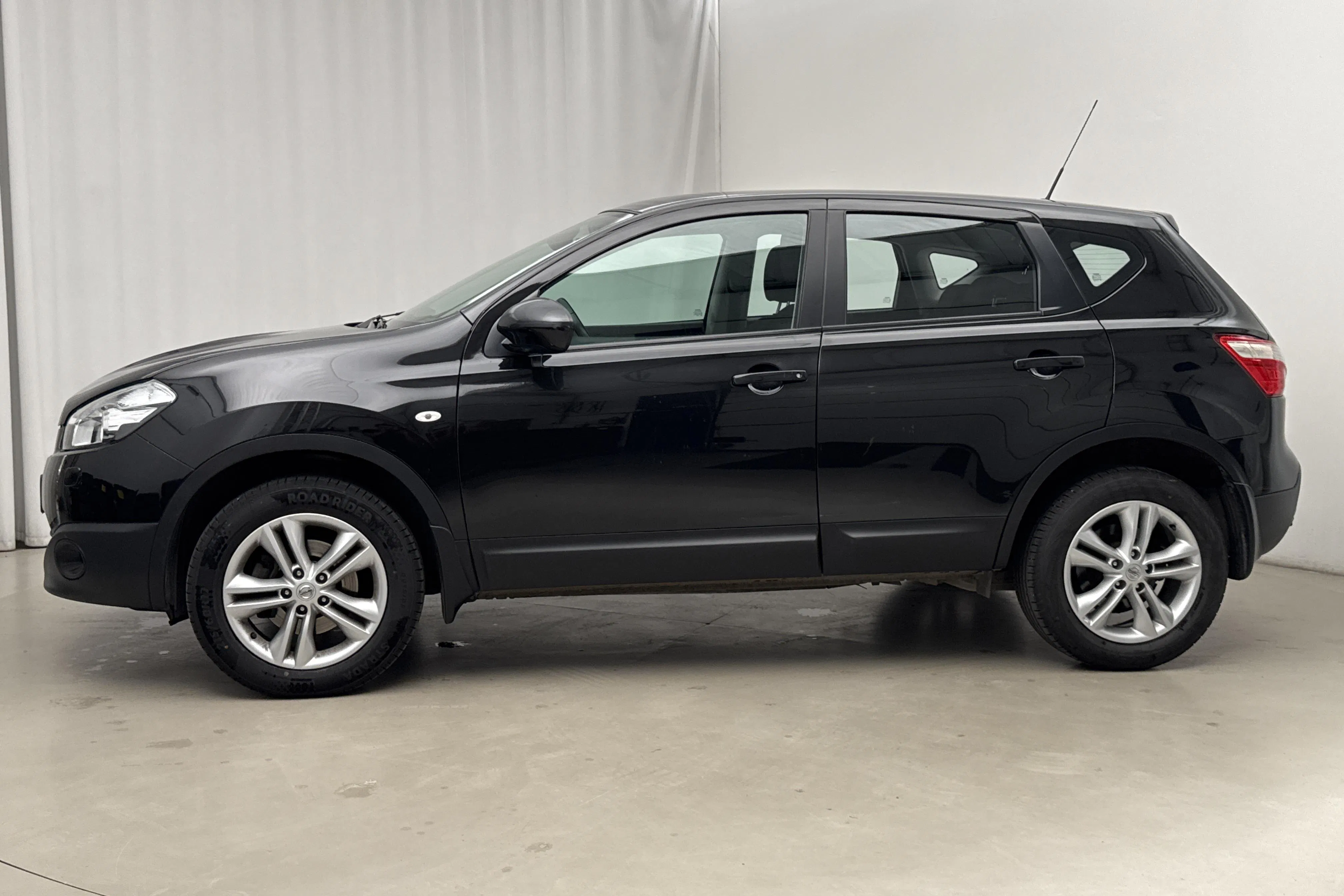 Presentation photo 2 of 15: Nissan Qashqai 1.6 (117hk) - 78 250 km - Manual - black - 2013