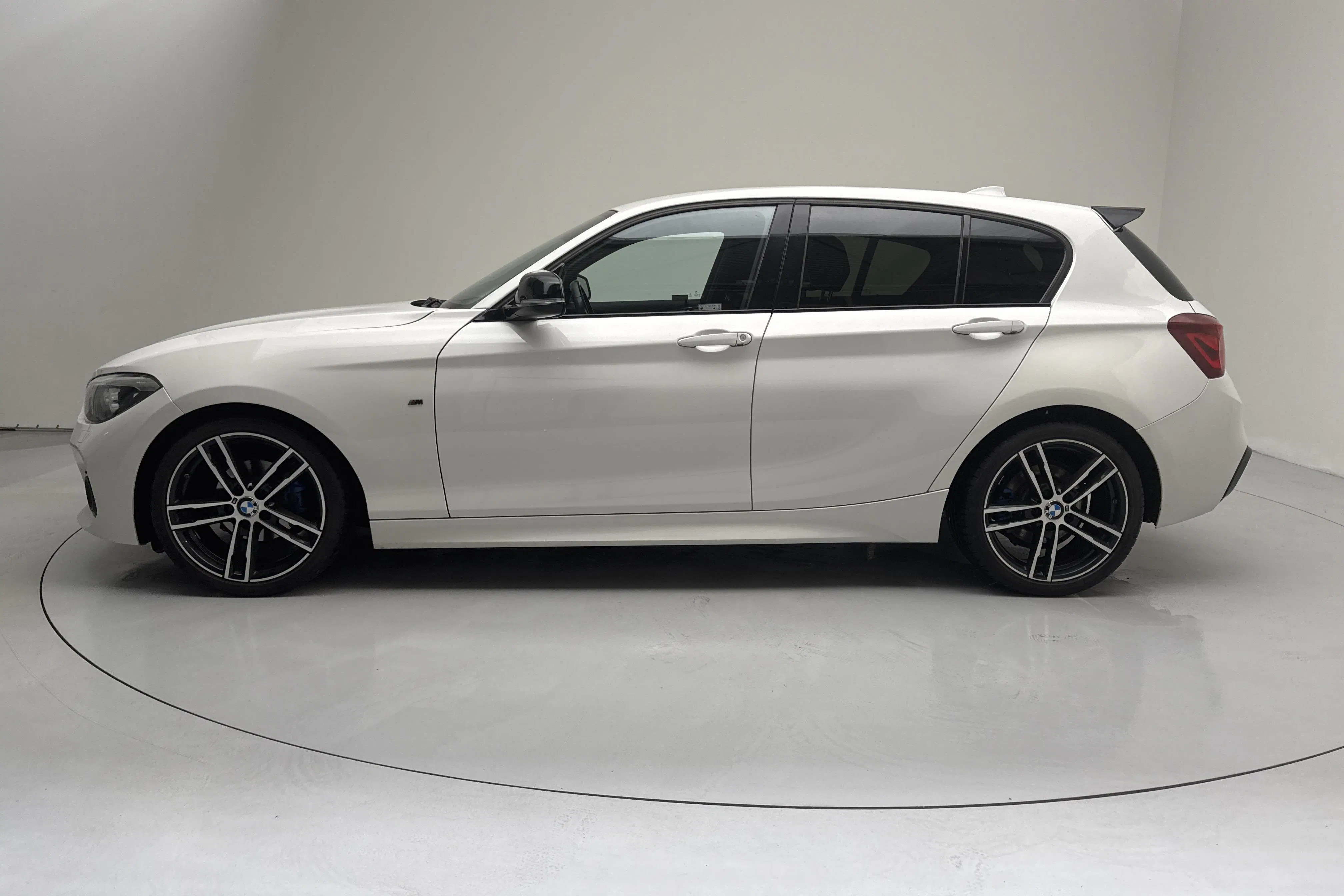Presentationsfoto 2 av 13: BMW 118i 5dr, F20 (136hk) - 15 675 mil - Automat - vit - 2019