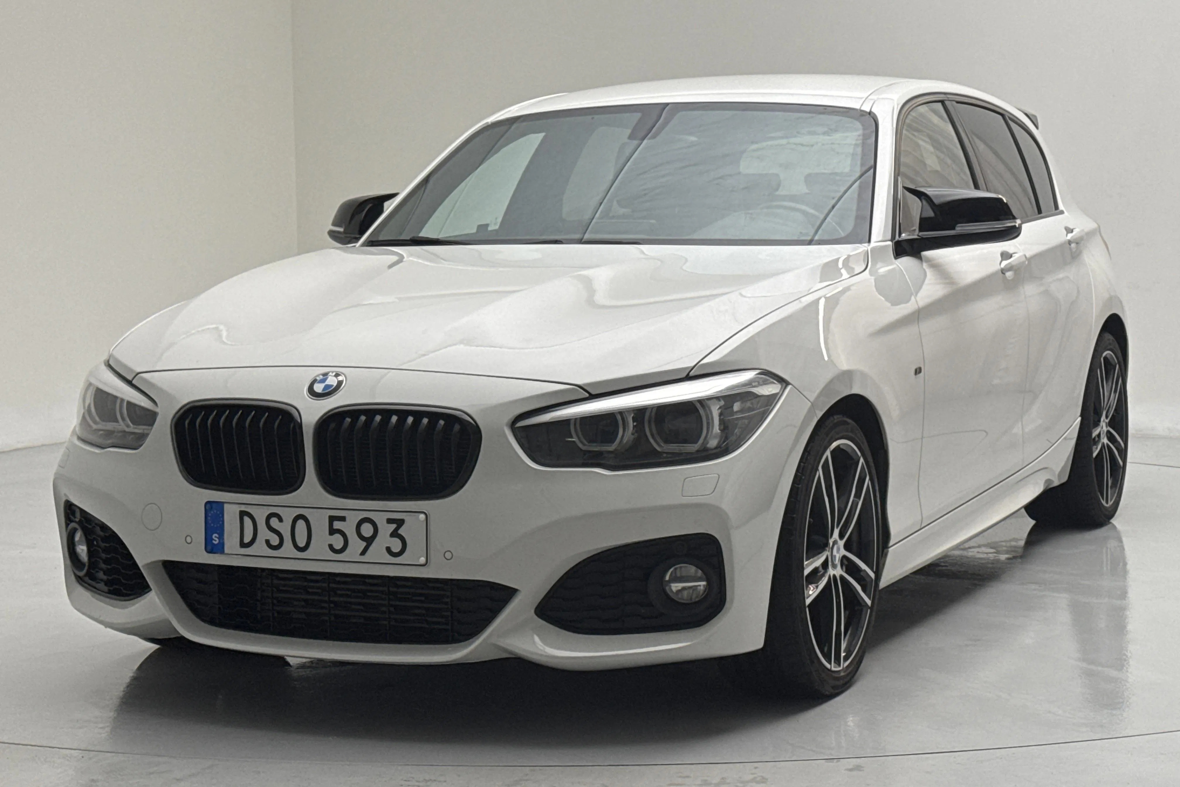 Presentationsfoto 1 av 13: BMW 118i 5dr, F20 (136hk) - 15 675 mil - Automat - vit - 2019