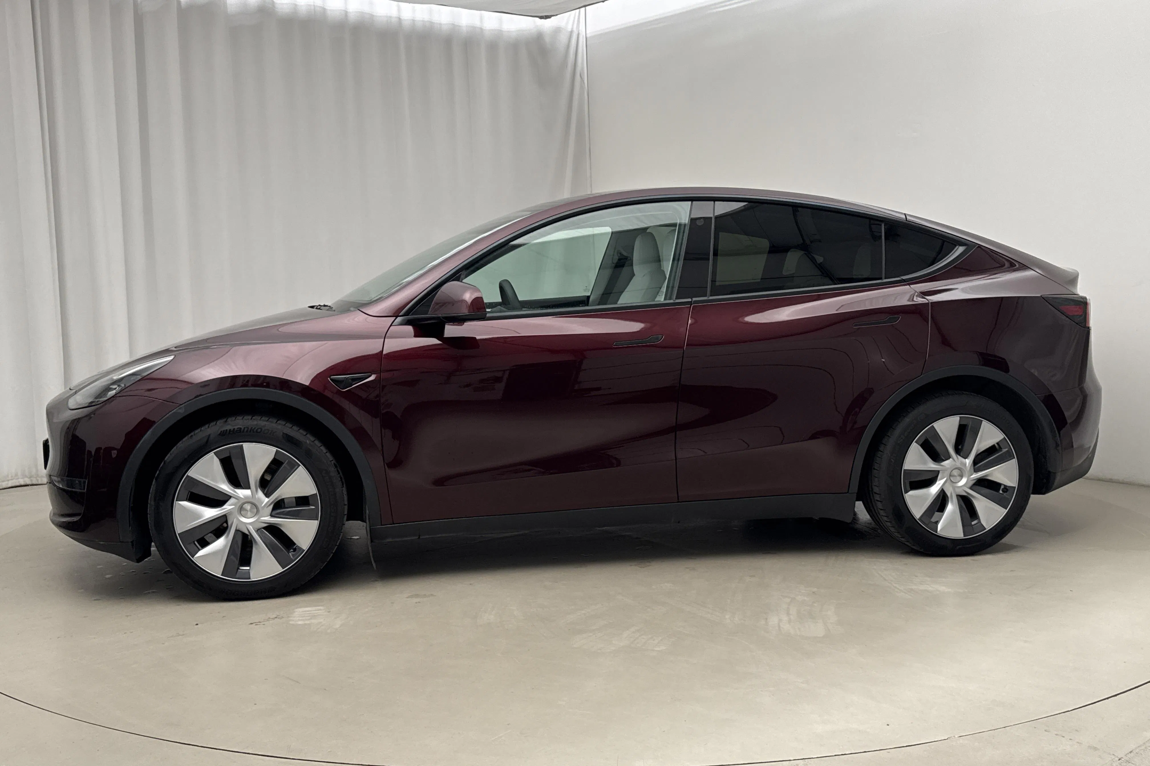 Presentationsfoto 2 av 24: Tesla Model Y Long Range Dual Motor AWD - 3 947 mil - Automat - röd - 2024