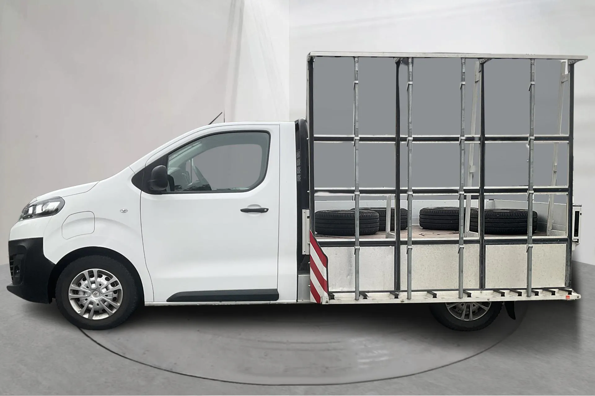 Presentationsfoto 2 av 18: Citroën e-Jumpy IV 75kWh Flak (136hk) - 3 036 mil - Automat - vit - 2022