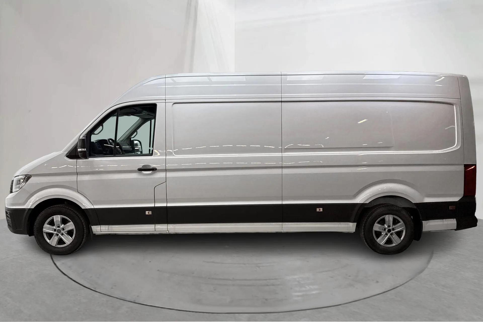 Presentationsfoto 2 av 18: VW Crafter 35 2.0 TDI Skåp 4Motion (177hk) - 19 465 mil - Automat - vit - 2019