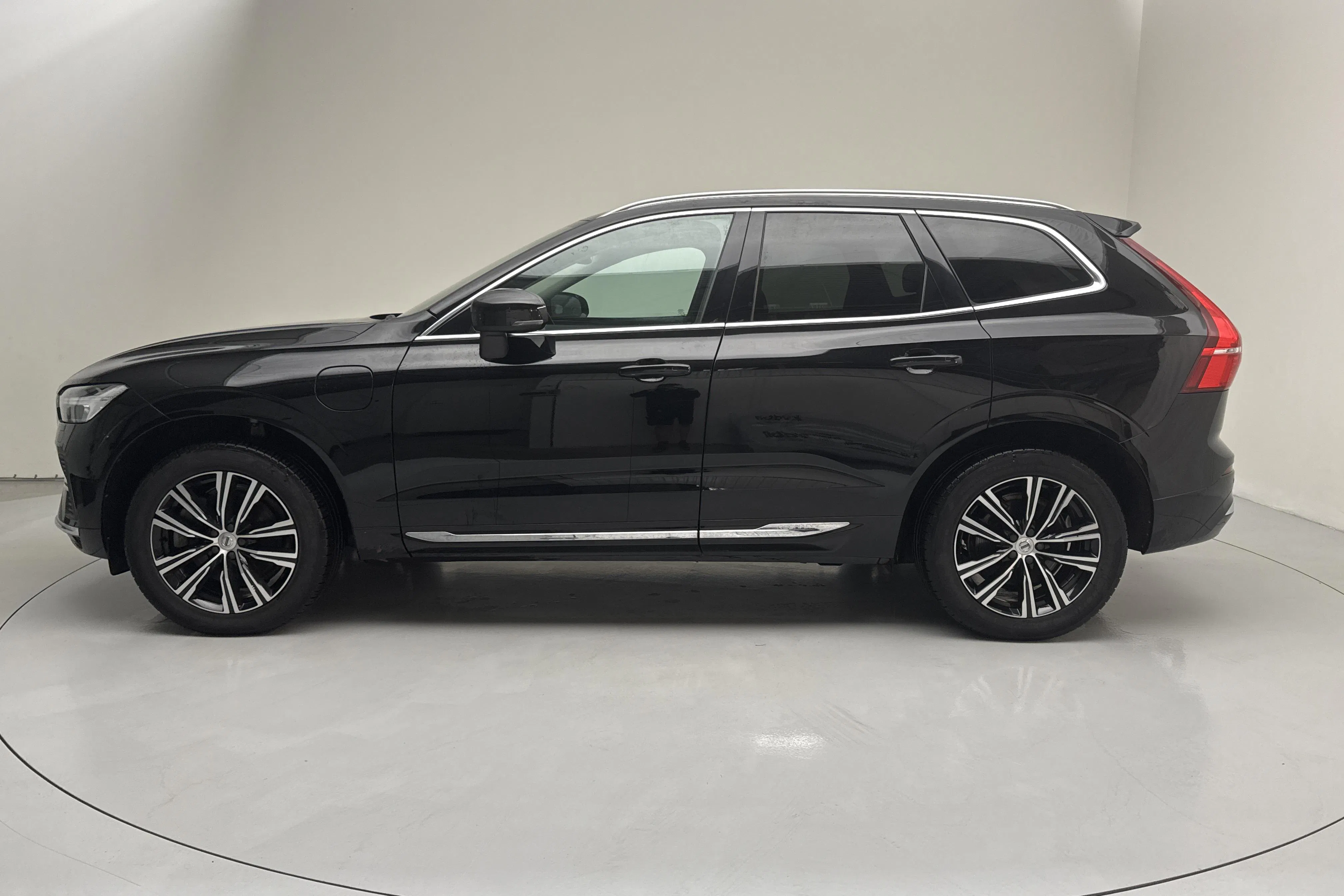 Presentationsfoto 2 av 20: Volvo XC60 T6 AWD Recharge (350hk) - 9 472 mil - Automat - svart - 2022