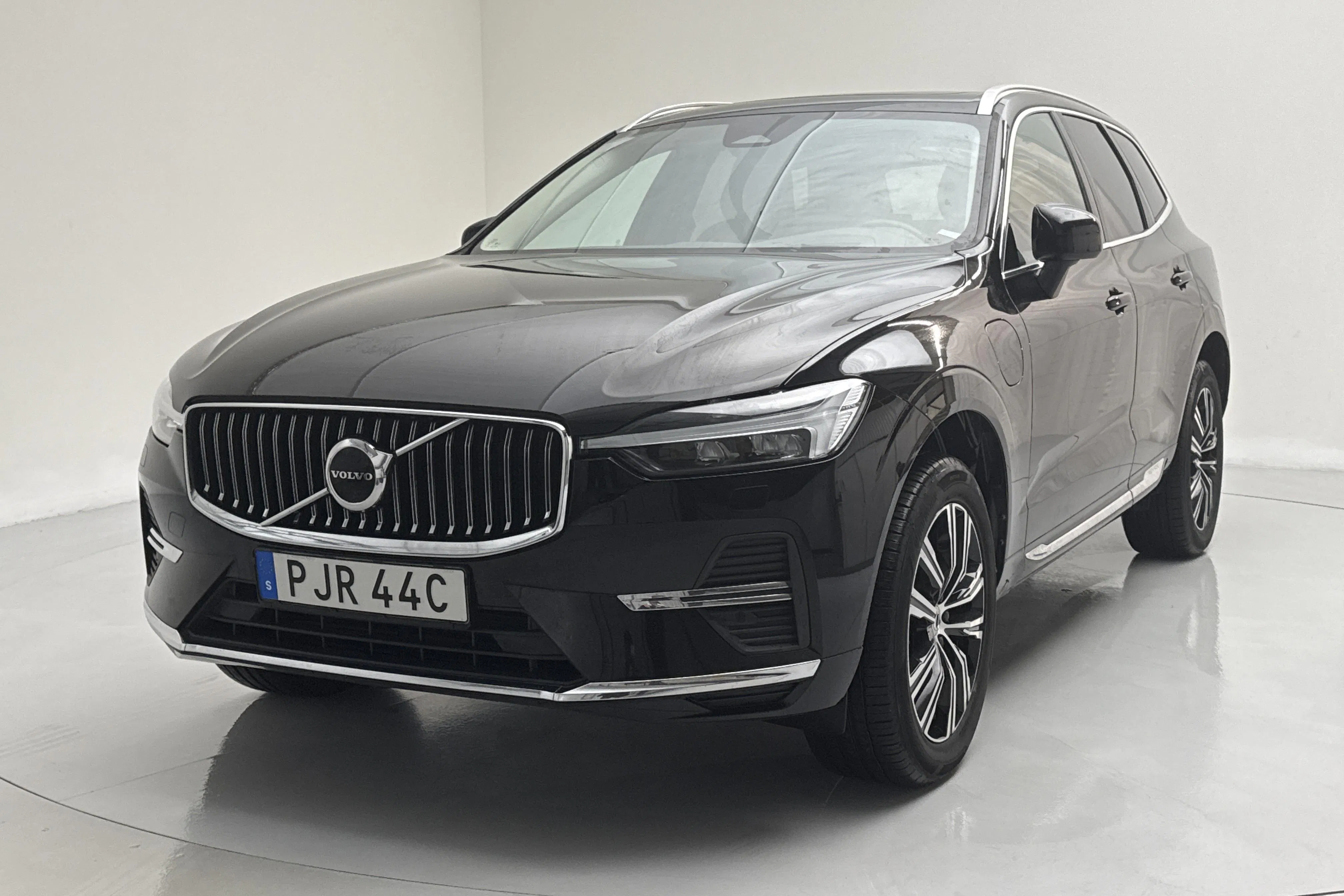 Presentationsfoto 1 av 20: Volvo XC60 T6 AWD Recharge (350hk) - 9 472 mil - Automat - svart - 2022