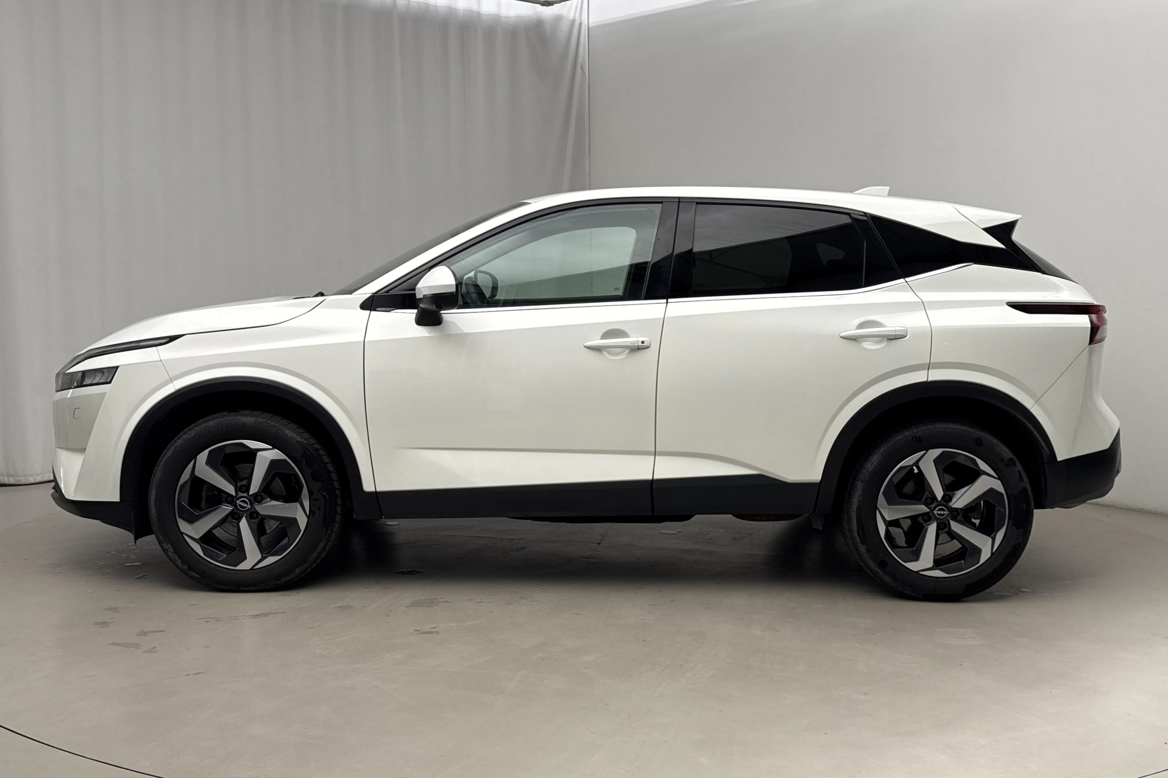 Presentation photo 2 of 18: Nissan Qashqai 1.3 MHEV (158hk) - 23 900 km - Automatic - white - 2023