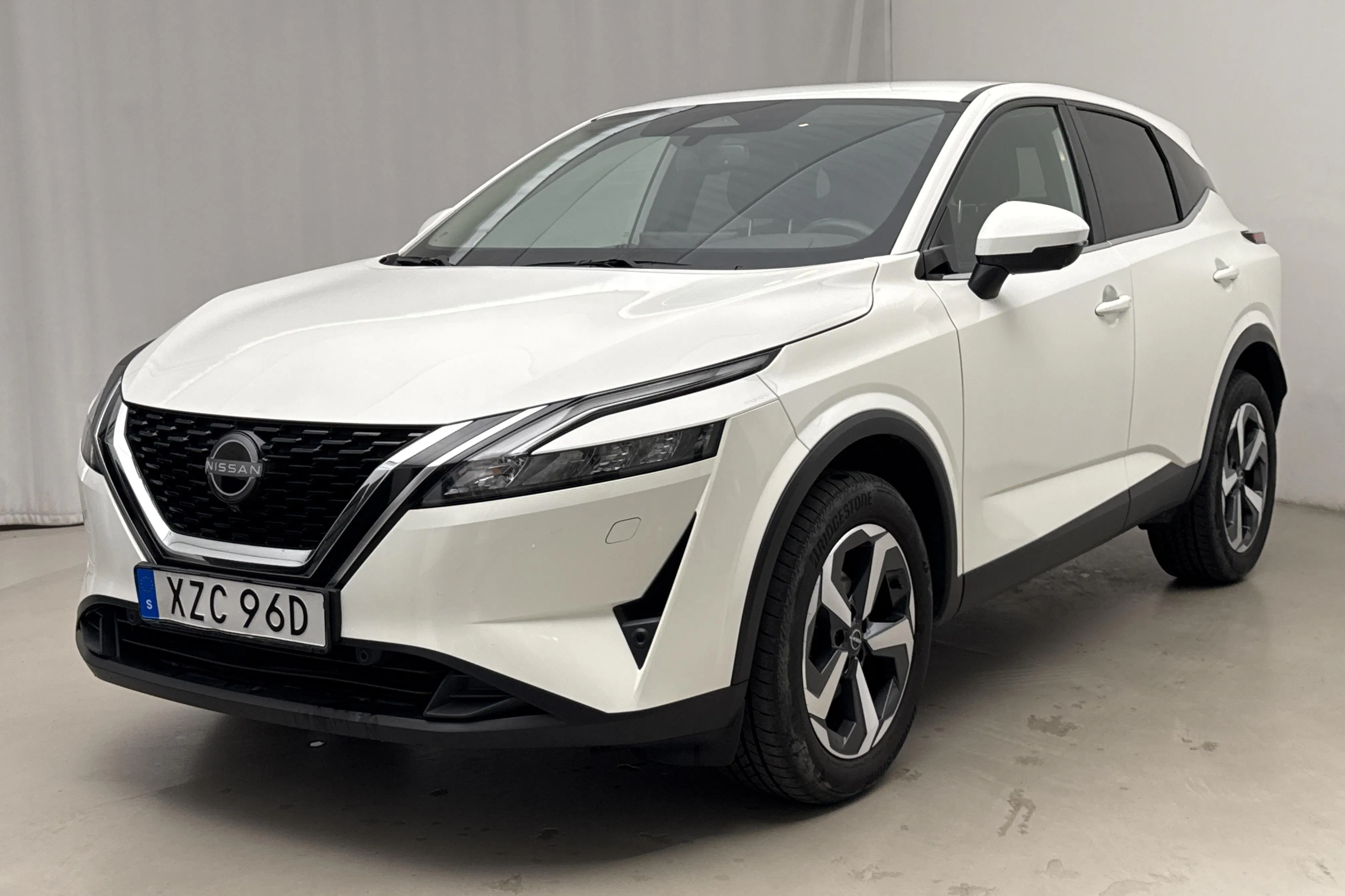 Presentation photo 1 of 18: Nissan Qashqai 1.3 MHEV (158hk) - 23 900 km - Automatic - white - 2023