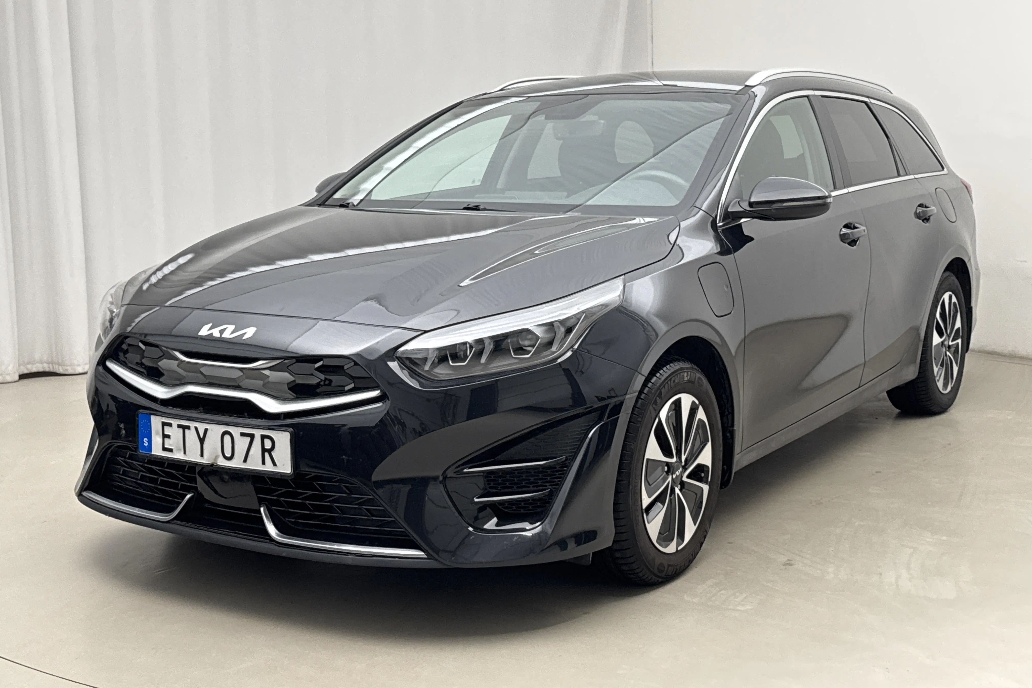 Presentationsfoto 1 av 22: KIA Ceed 1.6 Plug-in Hybrid SW (141hk) - 4 240 mil - Automat - svart - 2024