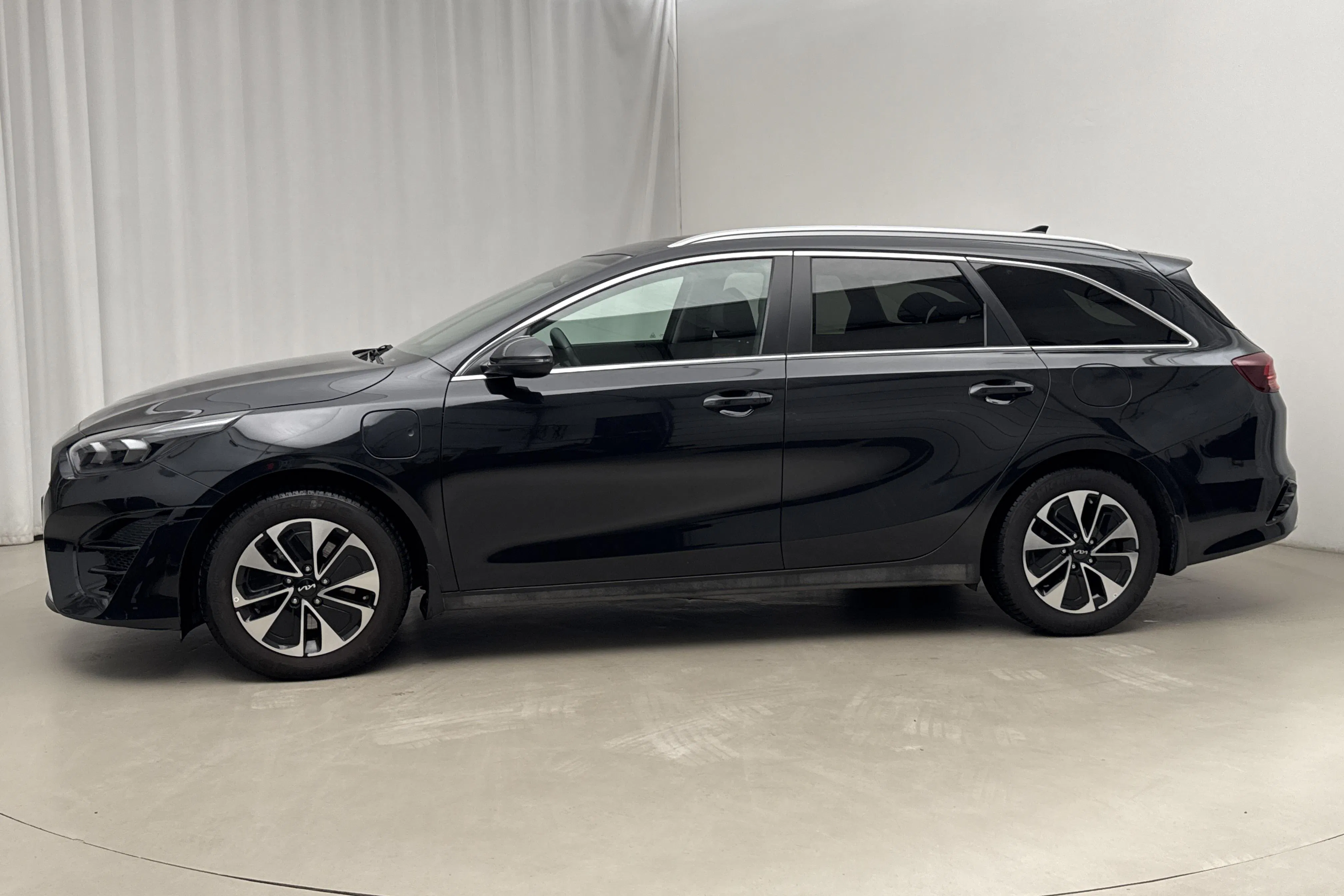 Presentationsfoto 2 av 22: KIA Ceed 1.6 Plug-in Hybrid SW (141hk) - 4 240 mil - Automat - svart - 2024
