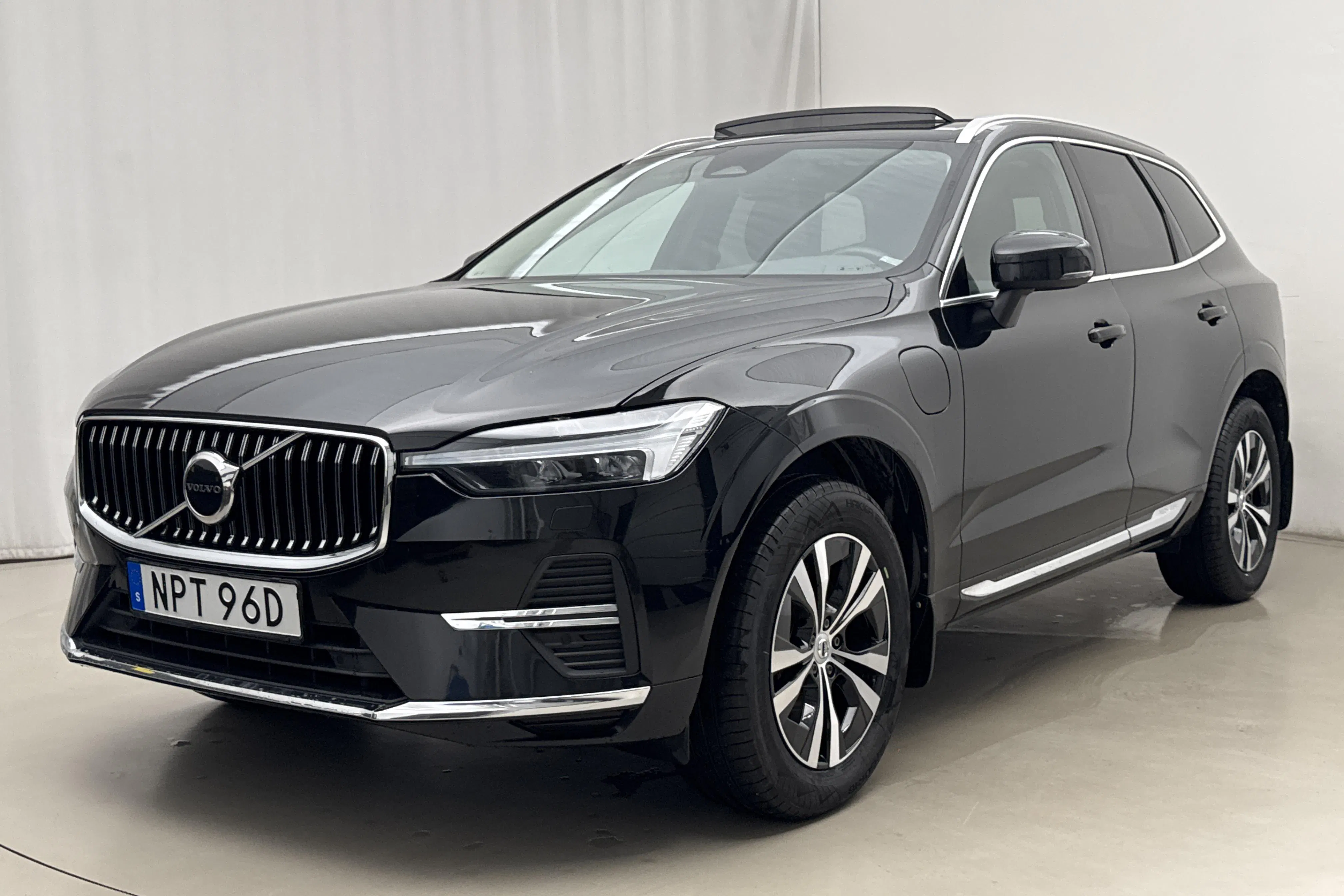 Presentationsfoto 1 av 25: Volvo XC60 T6 AWD Recharge (350hk) - 12 405 mil - Automat - svart - 2023