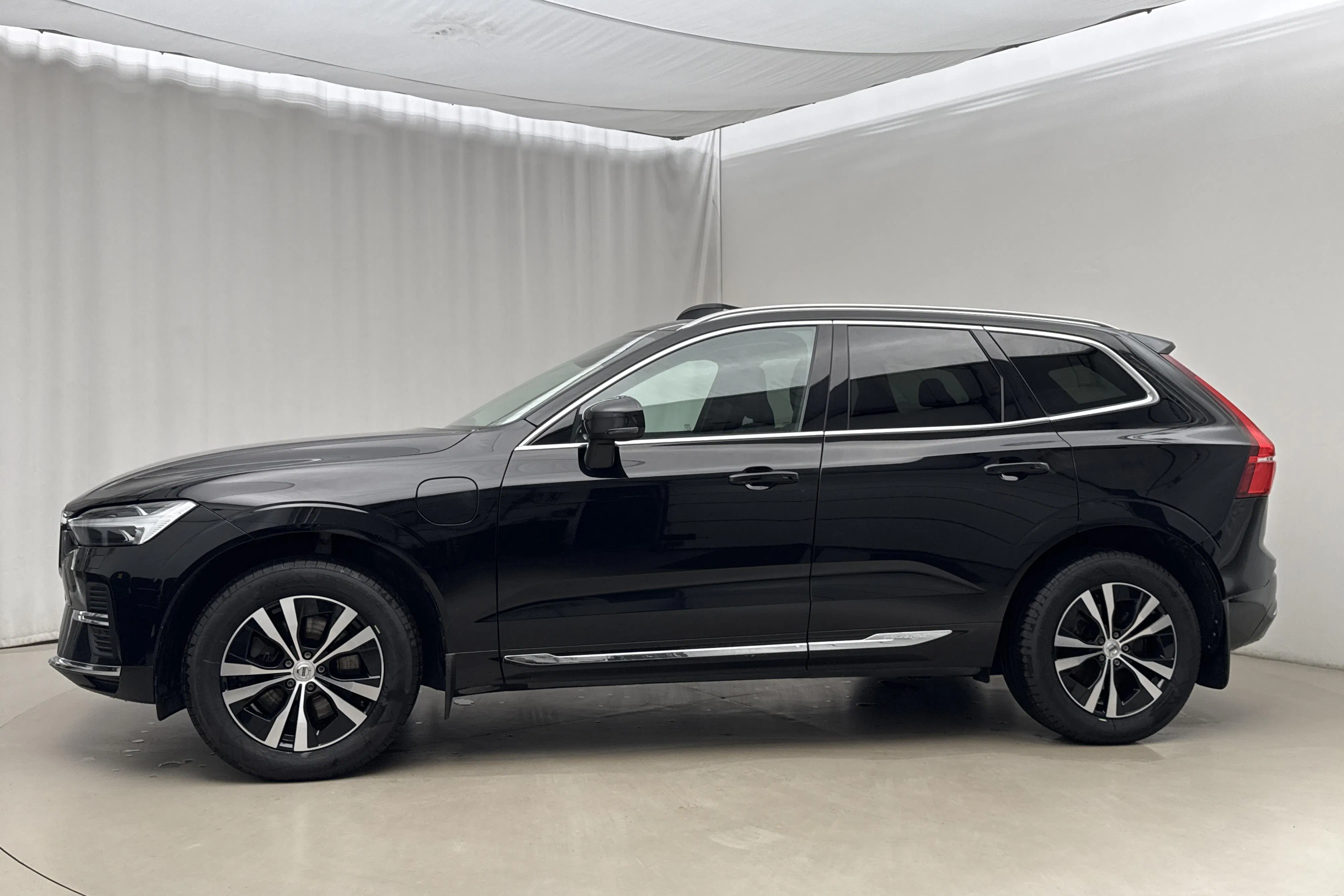 Presentationsfoto 2 av 25: Volvo XC60 T6 AWD Recharge (350hk) - 12 405 mil - Automat - svart - 2023