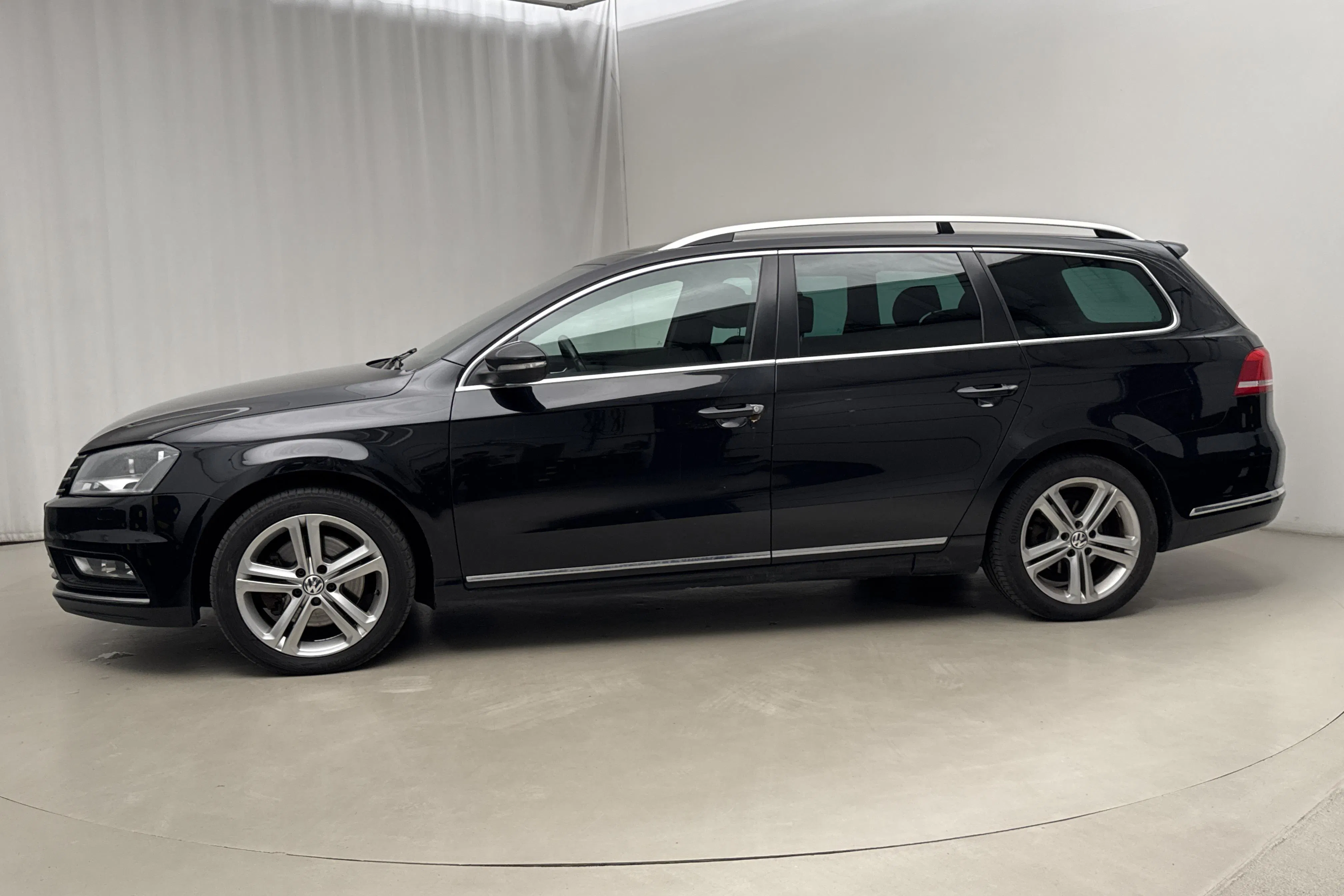 Presentationsfoto 2 av 17: VW Passat 1.4 TSI EcoFuel Variant (150hk) - 19 567 mil - Automat - svart - 2015