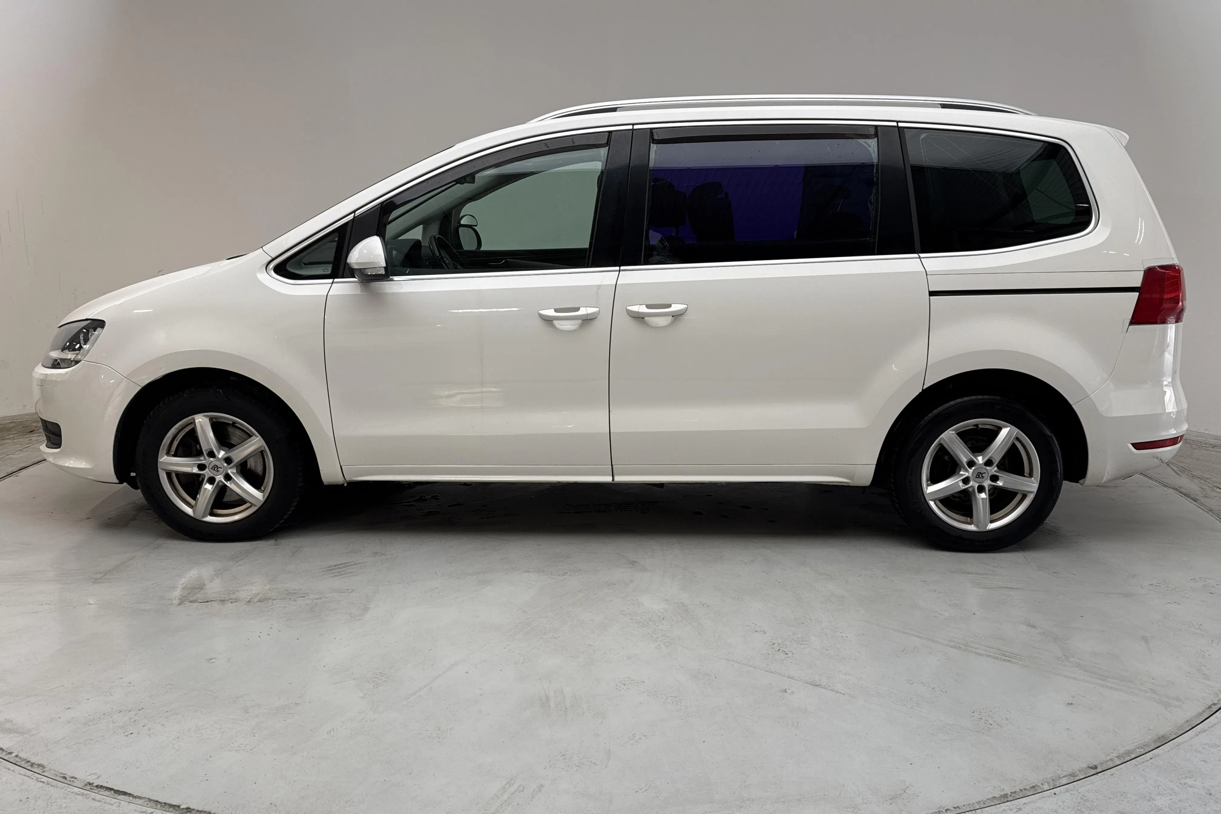 Presentationsfoto 2 av 14: VW Sharan 2.0 TDI BlueMotion Technology 4motion (140hk) - 19 987 mil - Manuell - vit - 2014