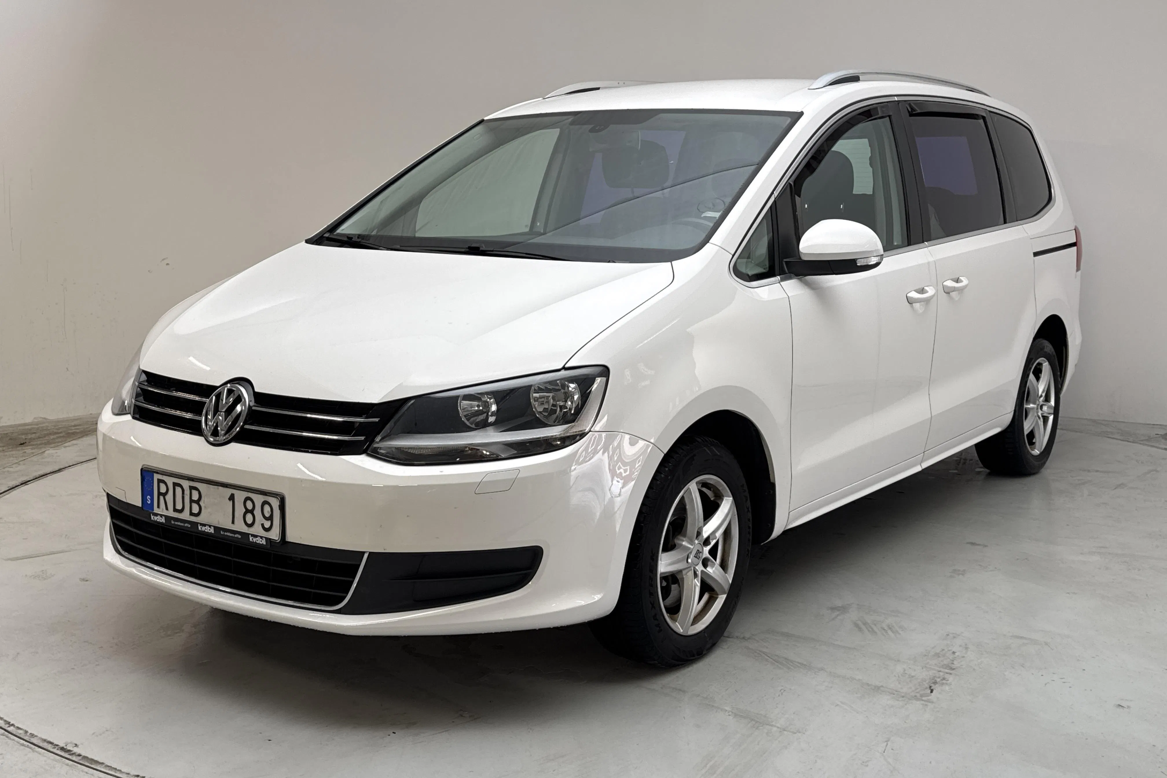 Presentationsfoto 1 av 14: VW Sharan 2.0 TDI BlueMotion Technology 4motion (140hk) - 19 987 mil - Manuell - vit - 2014