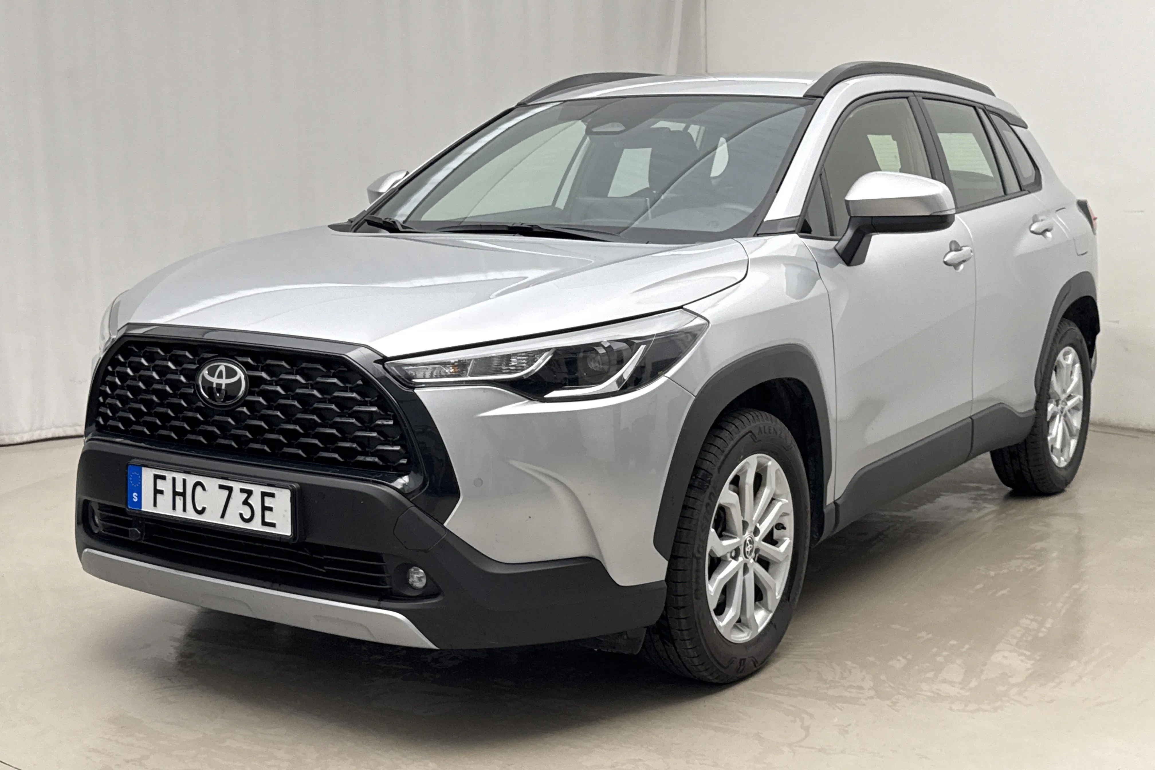 Presentationsfoto 1 av 17: Toyota Corolla Cross 2.0 AWD-i Elhybrid (180hk) - 3 938 mil - Automat - silver - 2025