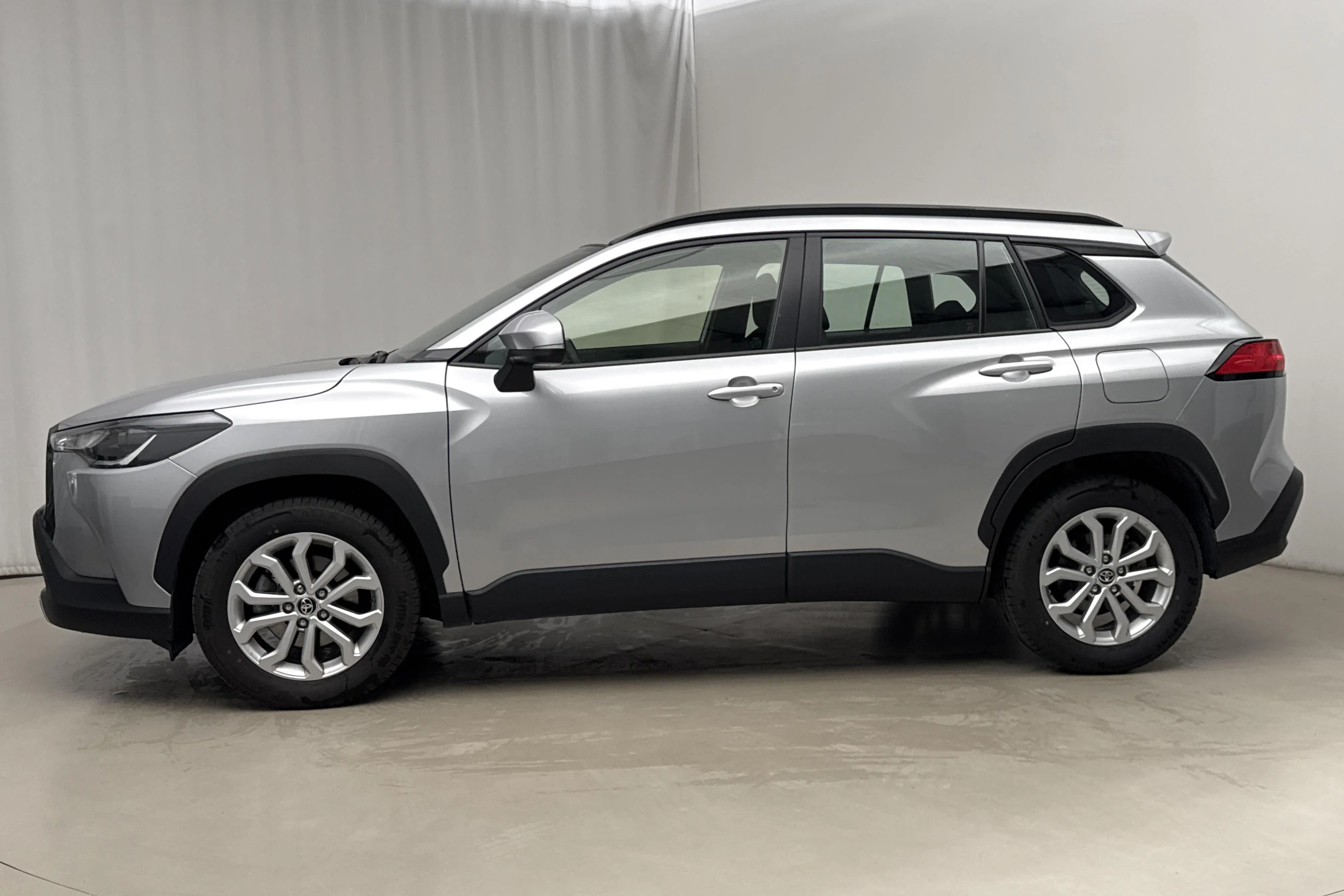 Presentationsfoto 2 av 17: Toyota Corolla Cross 2.0 AWD-i Elhybrid (180hk) - 3 938 mil - Automat - silver - 2025