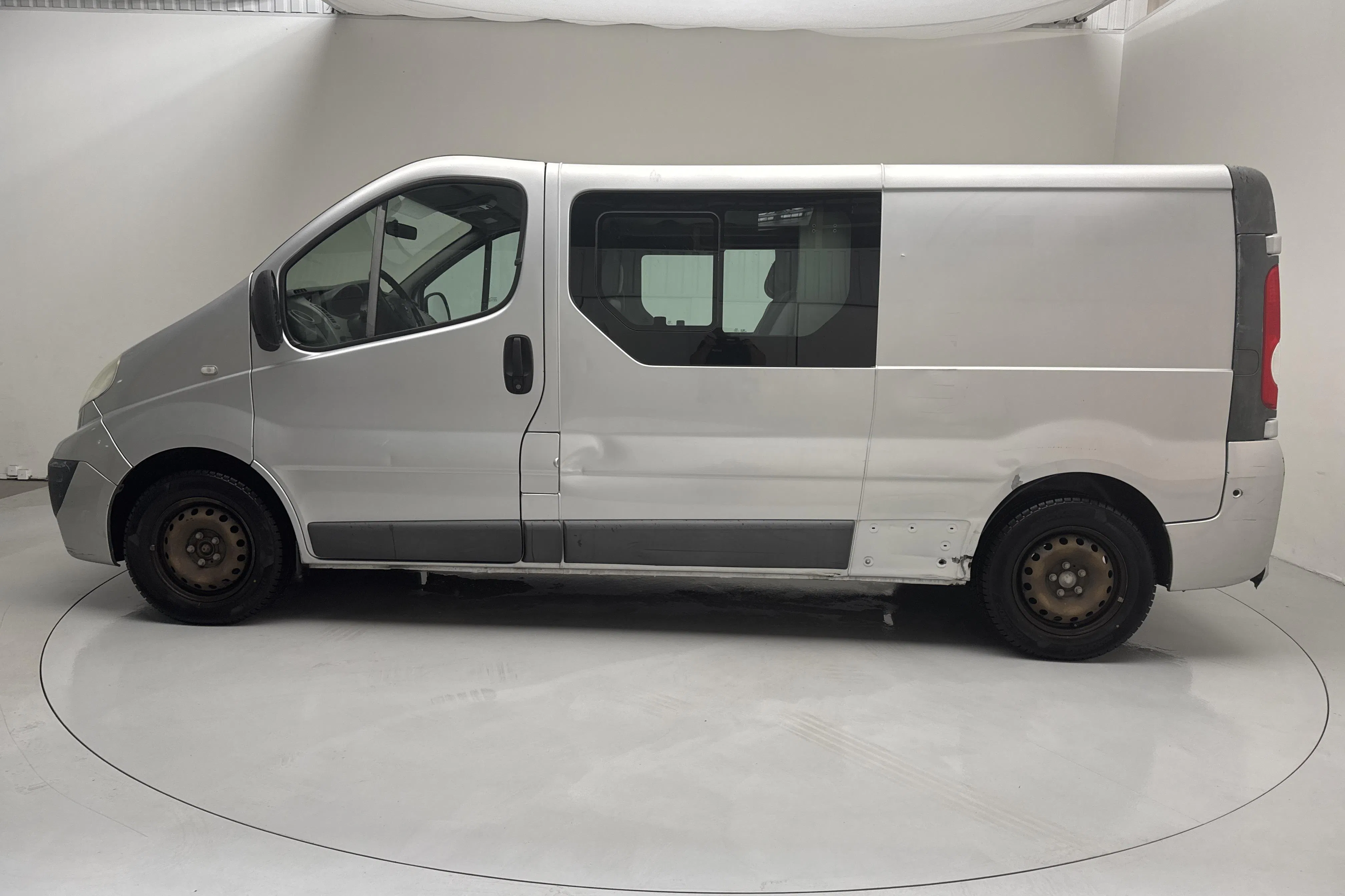 Presentationsfoto 2 av 12: Nissan Primastar 2.0 dCi (114hk) - 14 877 mil - Manuell - silver - 2011