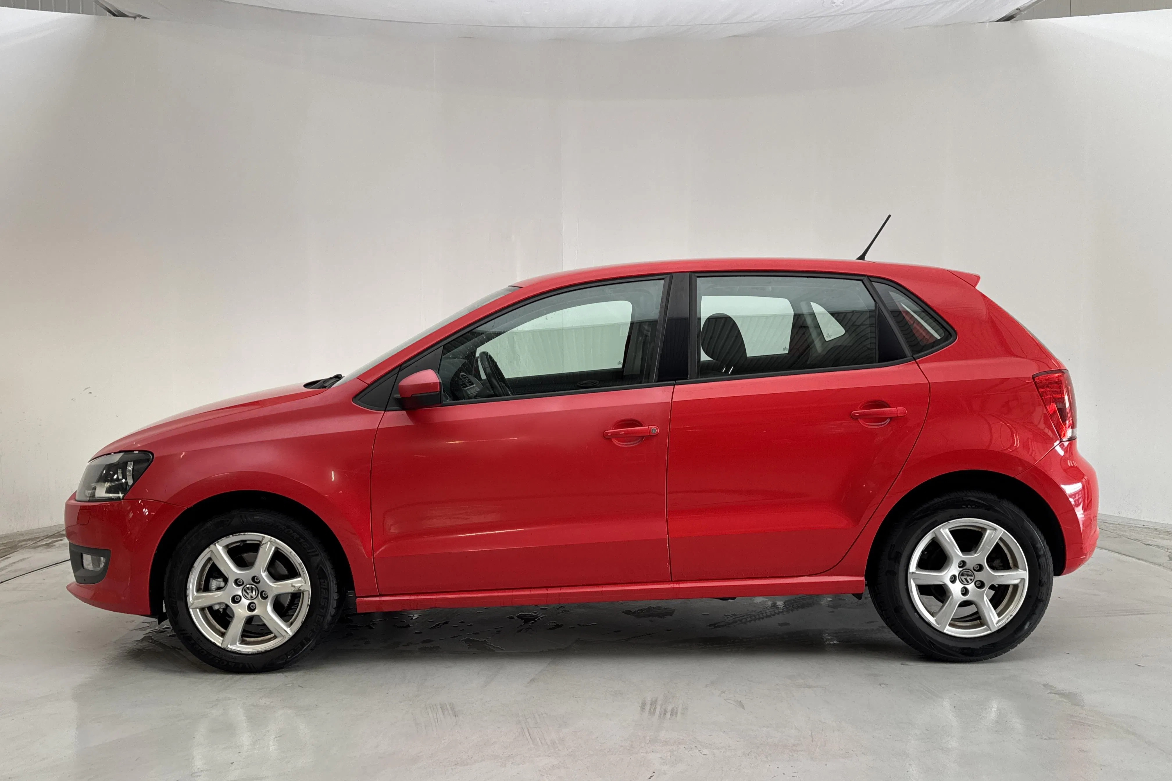 Presentation photo 2 of 12: VW Polo 1.2 TSI 5dr (90hk) - 180 960 km - Manual - red - 2012