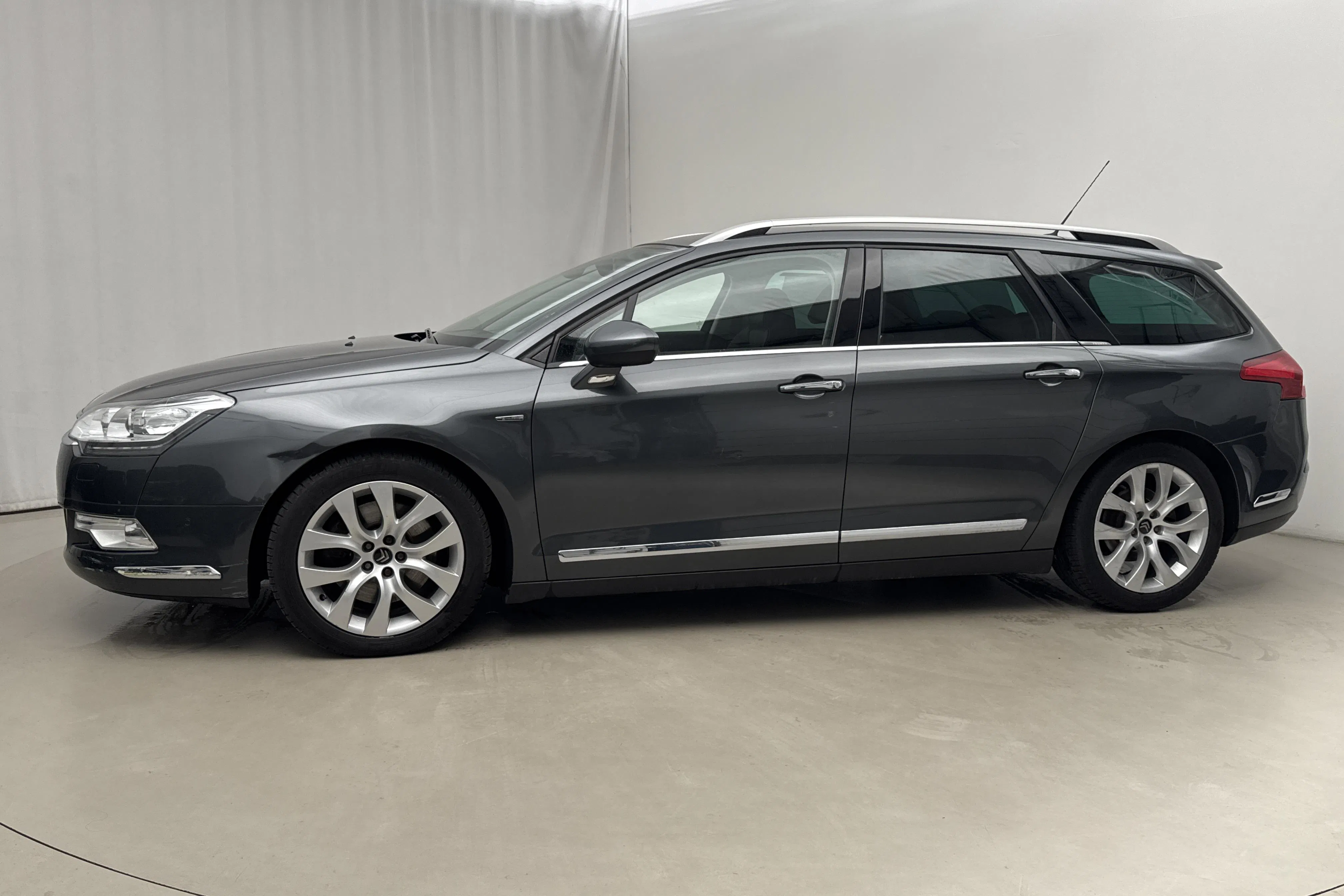 Presentation photo 2 of 17: Citroën C5 III 2.0 BlueHDi Tourer (180hk) - 29 500 km - Automatic - gray - 2016