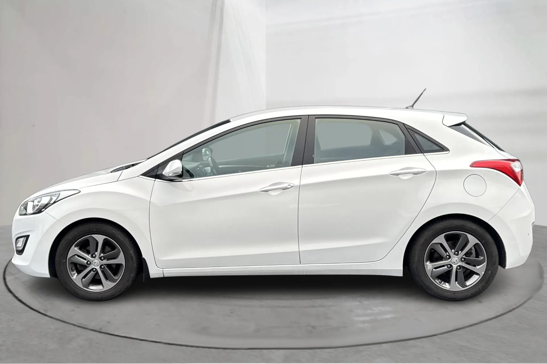 Presentation photo 2 of 12: Hyundai i30 1.6 GDI 5dr (135hk) - 131 680 km - Manual - white - 2016