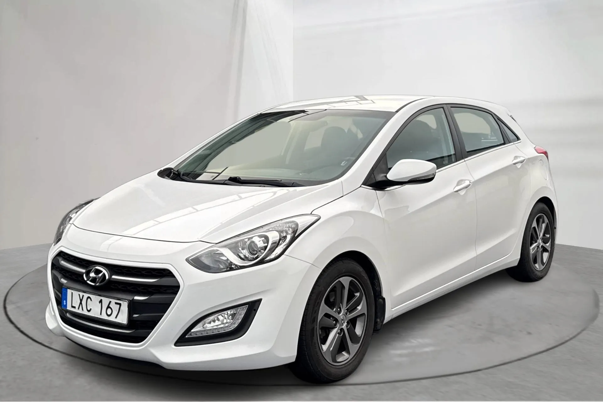 Presentation photo 1 of 12: Hyundai i30 1.6 GDI 5dr (135hk) - 131 680 km - Manual - white - 2016
