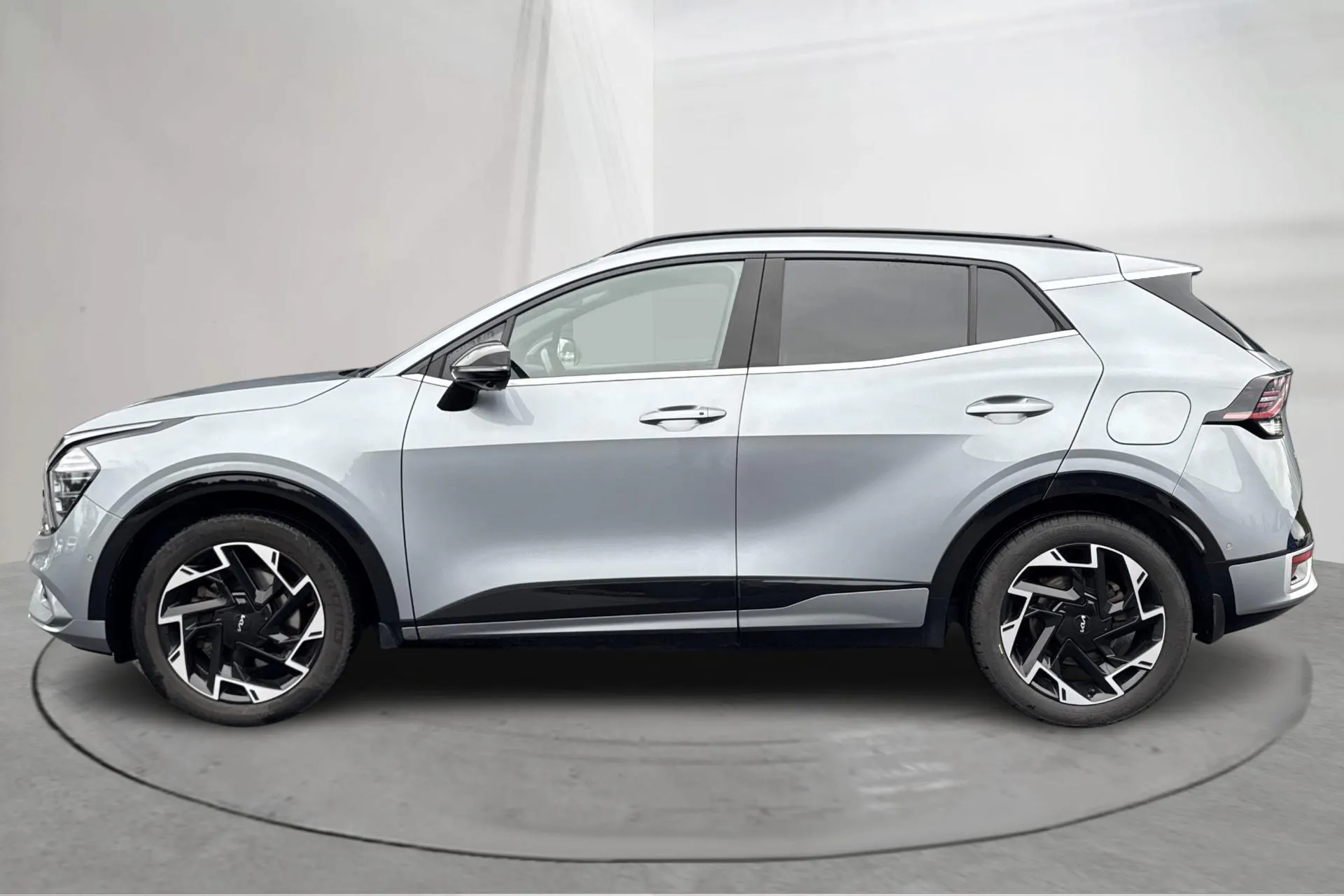 Presentationsfoto 2 av 18: KIA Sportage PHEV AWD (265hk) - 14 290 mil - Automat - grå - 2023