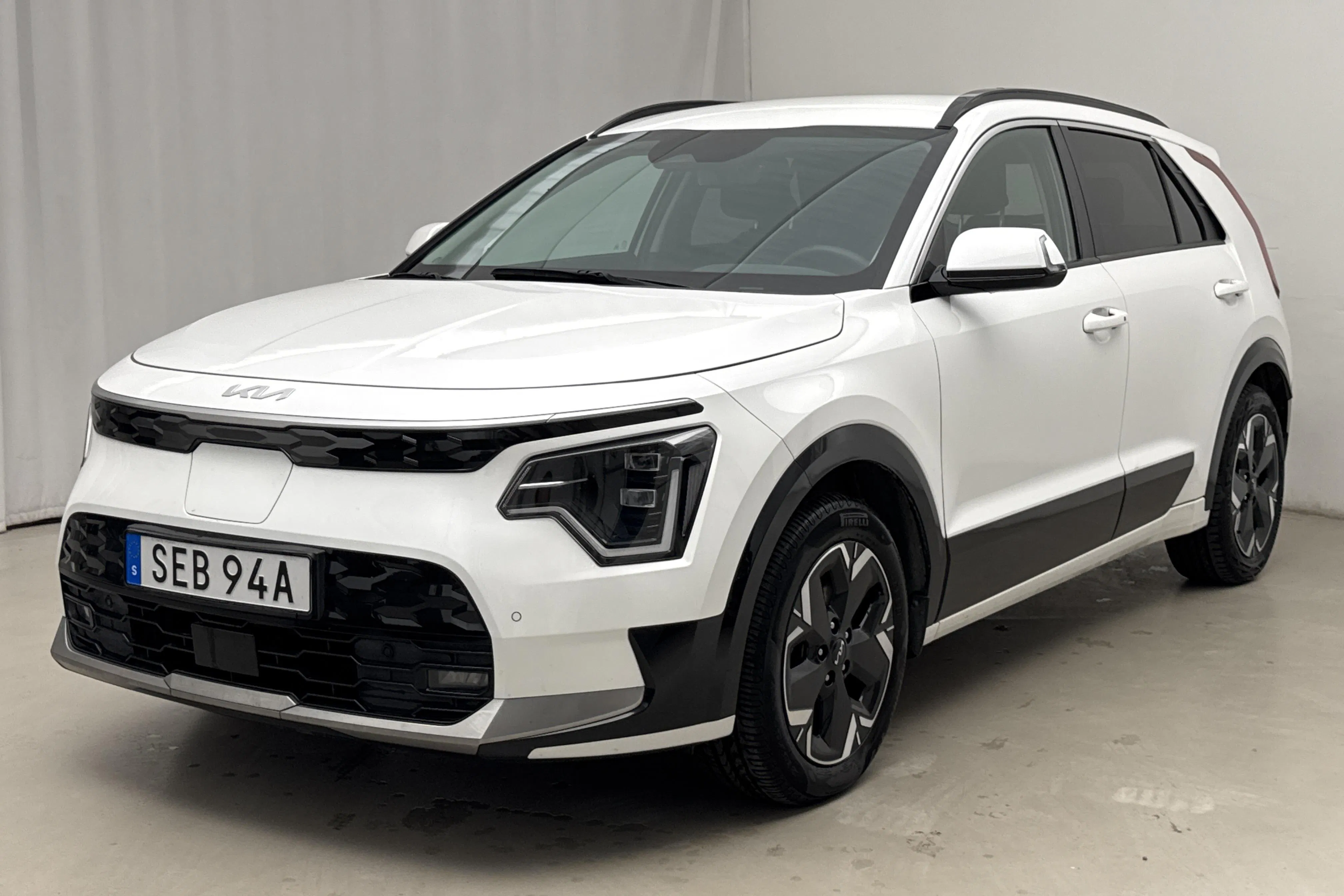 Presentationsfoto 1 av 22: KIA Niro EV 65kWh (204hk) - 5 442 mil - Automat - vit - 2023