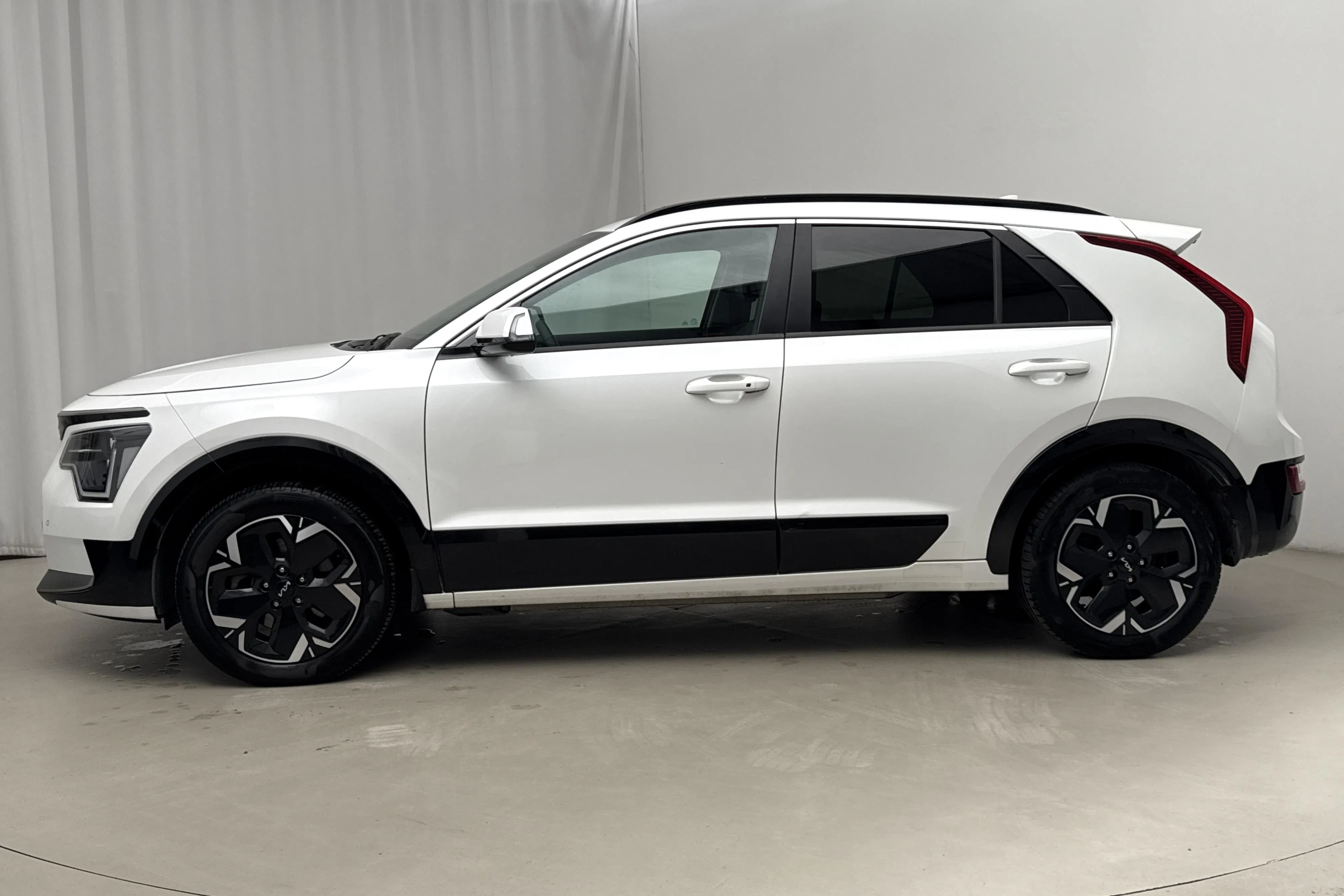 Presentationsfoto 2 av 22: KIA Niro EV 65kWh (204hk) - 5 442 mil - Automat - vit - 2023