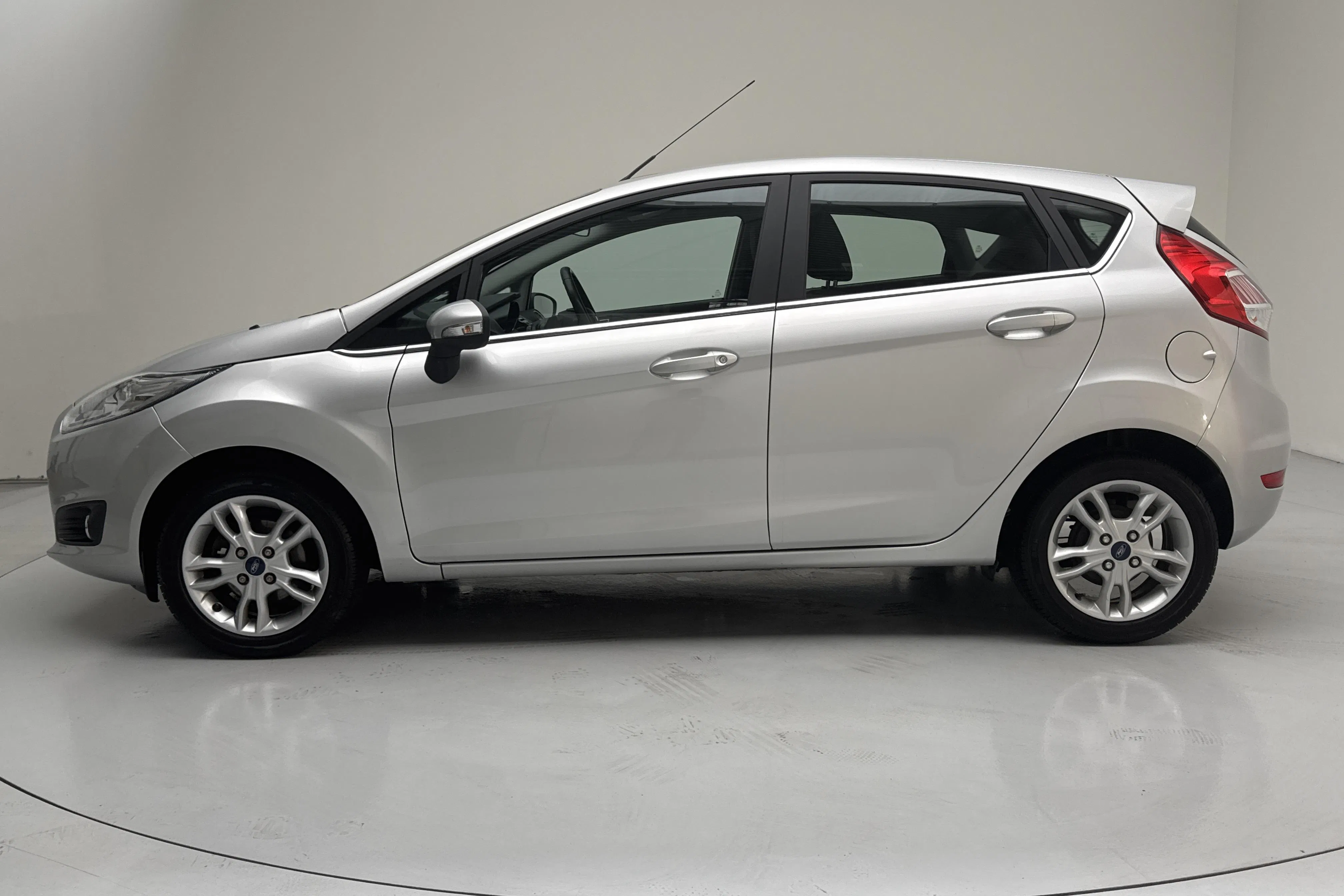 Presentation photo 2 of 12: Ford Fiesta 1.0T EcoBoost 5dr (100hk) - 79 030 km - Manual - gray - 2017