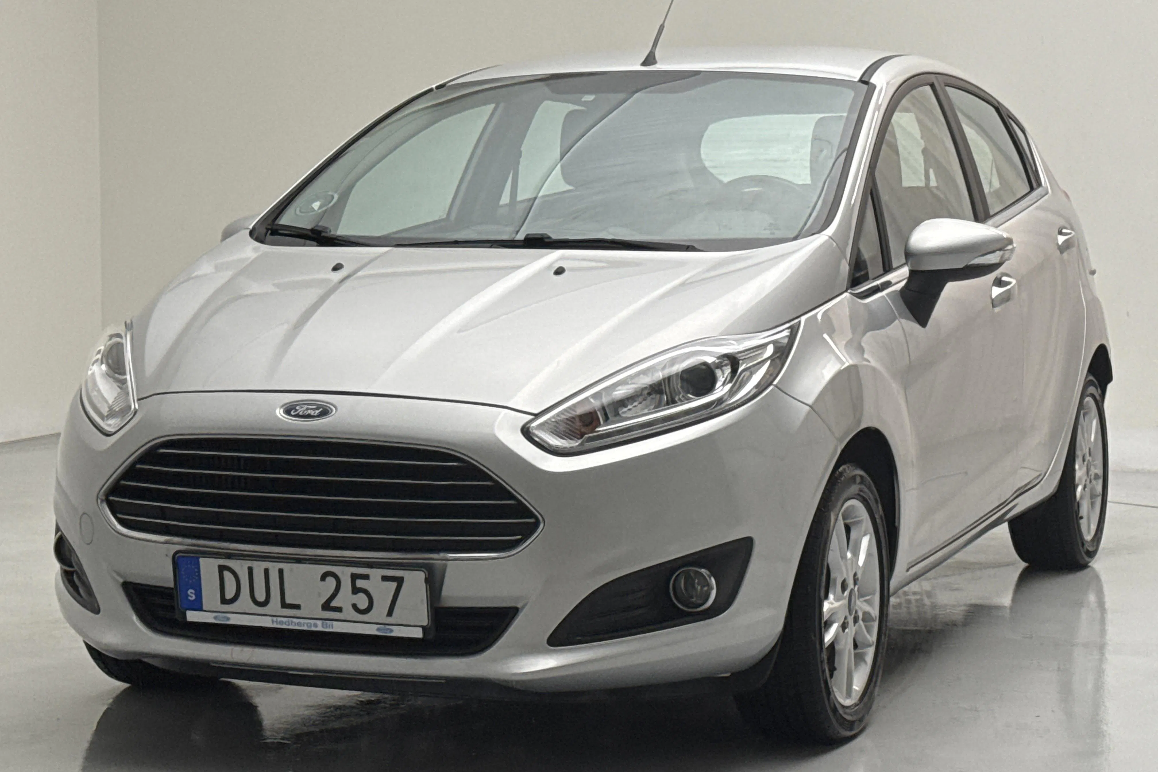 Presentation photo 1 of 12: Ford Fiesta 1.0T EcoBoost 5dr (100hk) - 79 030 km - Manual - gray - 2017