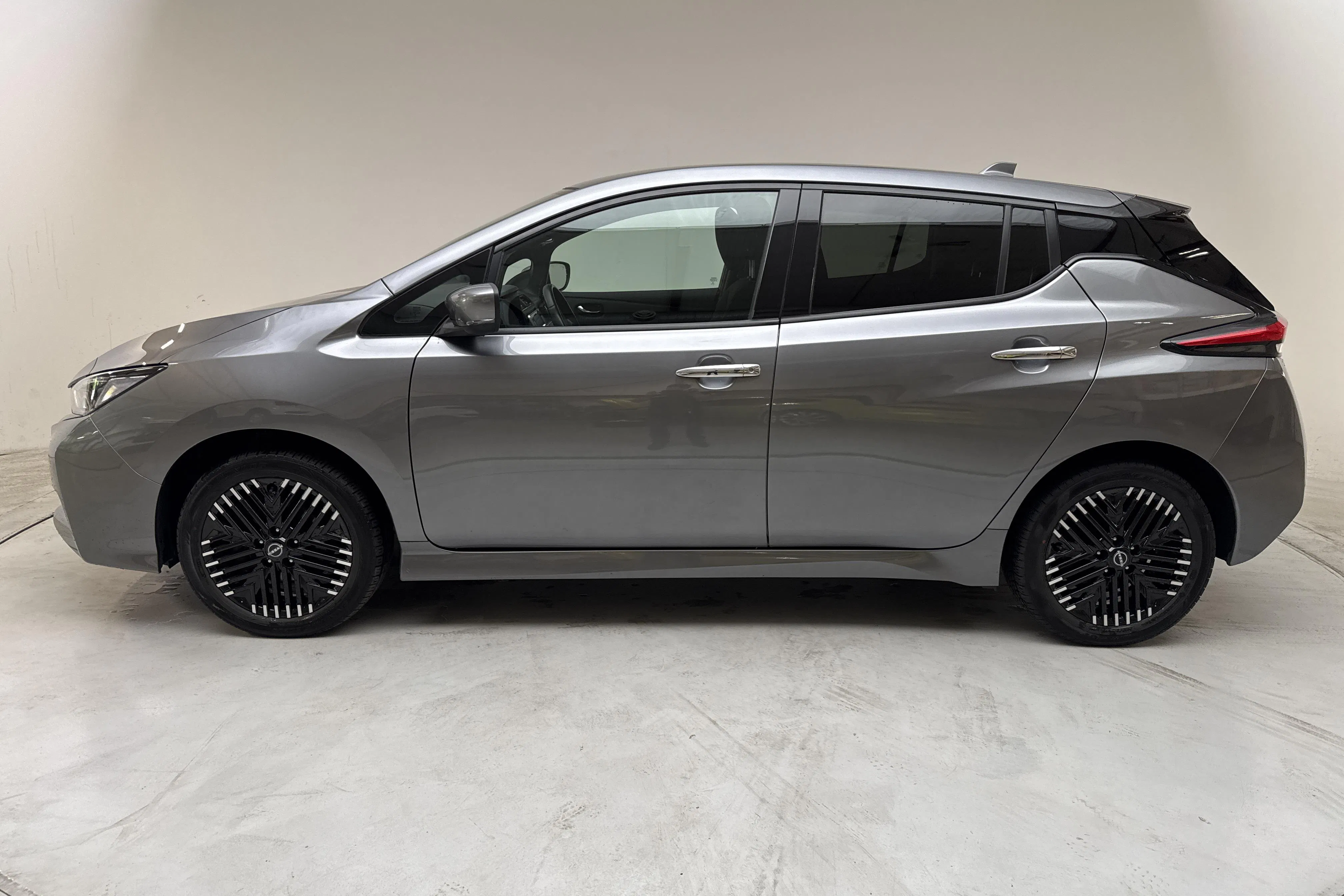 Presentationsfoto 2 av 15: Nissan LEAF 5dr 59kWh (214hk) - 5 765 mil - Automat - grå - 2022