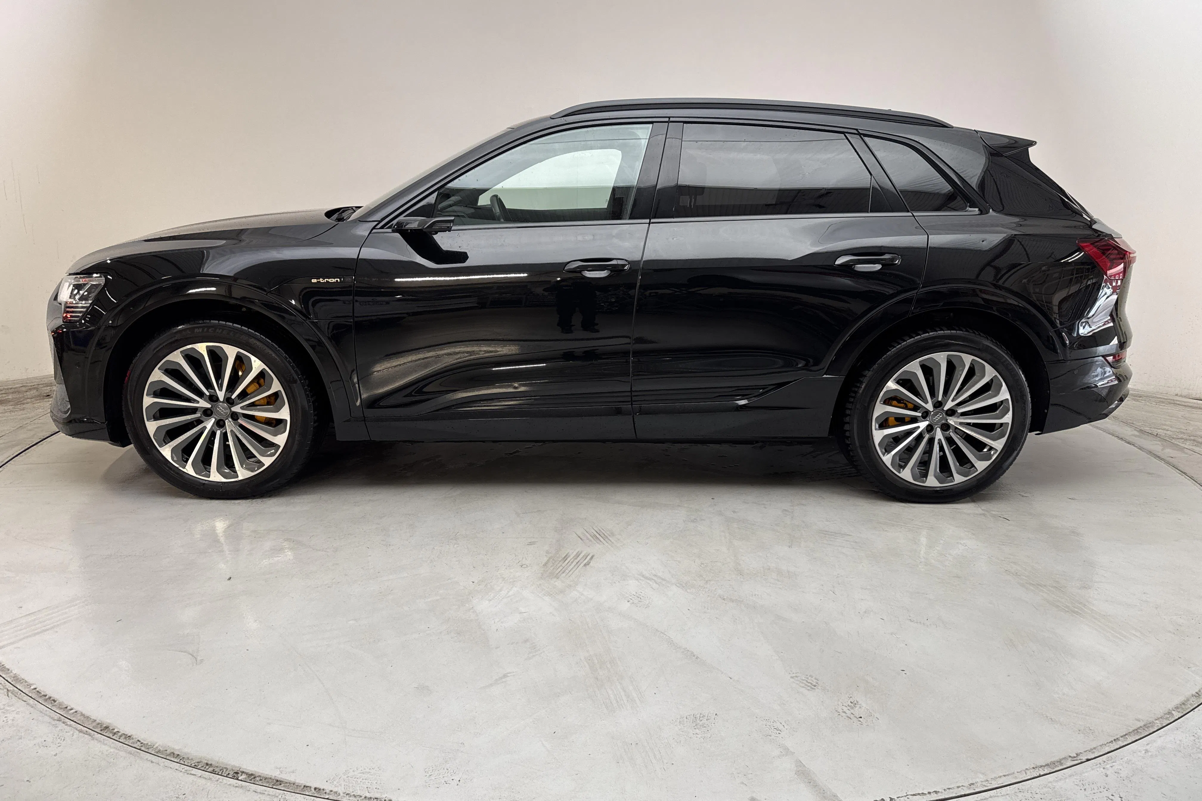 Presentation photo 2 of 20: Audi e-tron 55 quattro 95kWh (360hk) - 122 140 km - Automatic - black - 2020