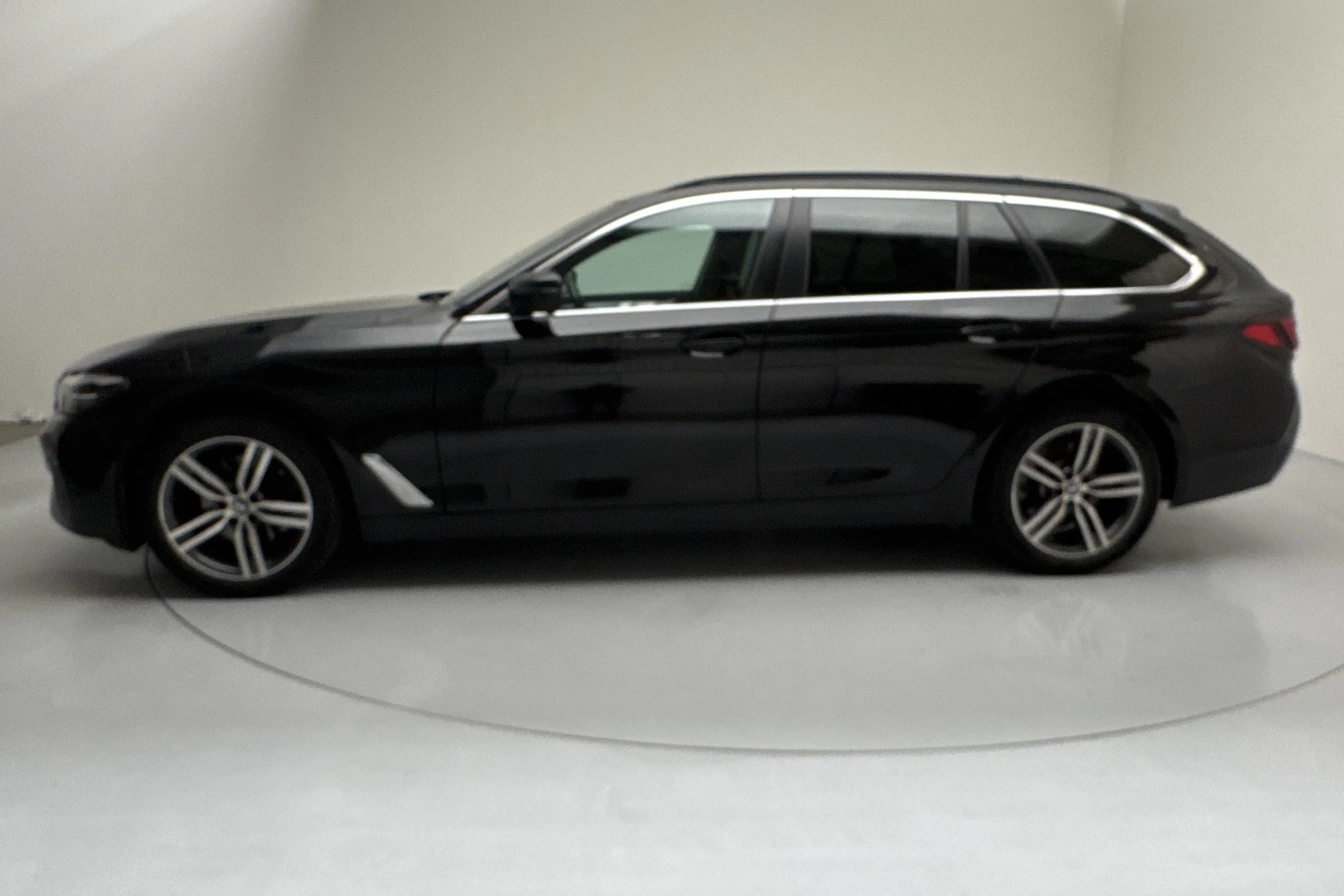 Presentation photo 2 of 16: BMW 520d xDrive Touring, G31 LCI (190hk+11hk) - 135 600 km - Automatic - black - 2022