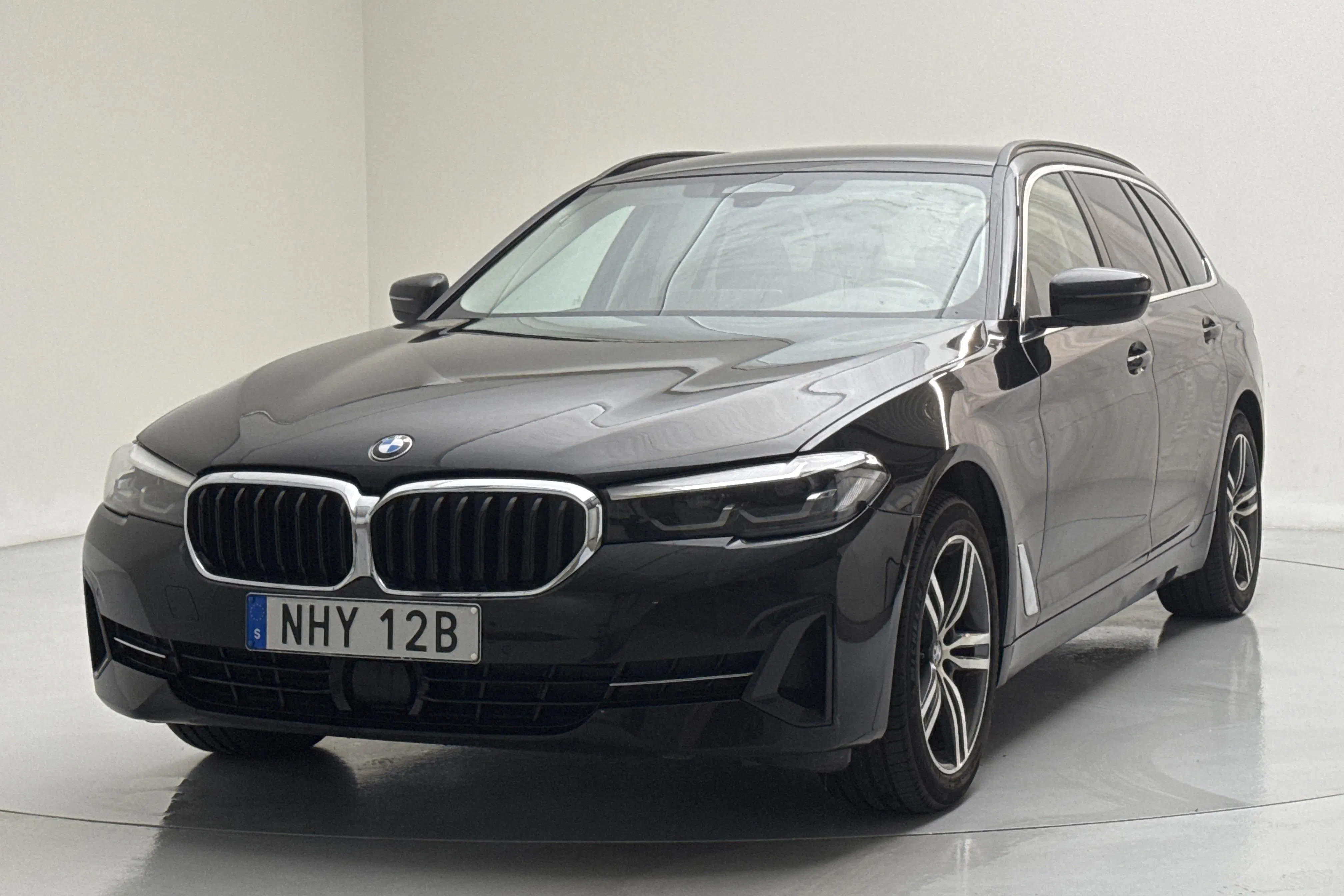 Presentation photo 1 of 16: BMW 520d xDrive Touring, G31 LCI (190hk+11hk) - 135 600 km - Automatic - black - 2022