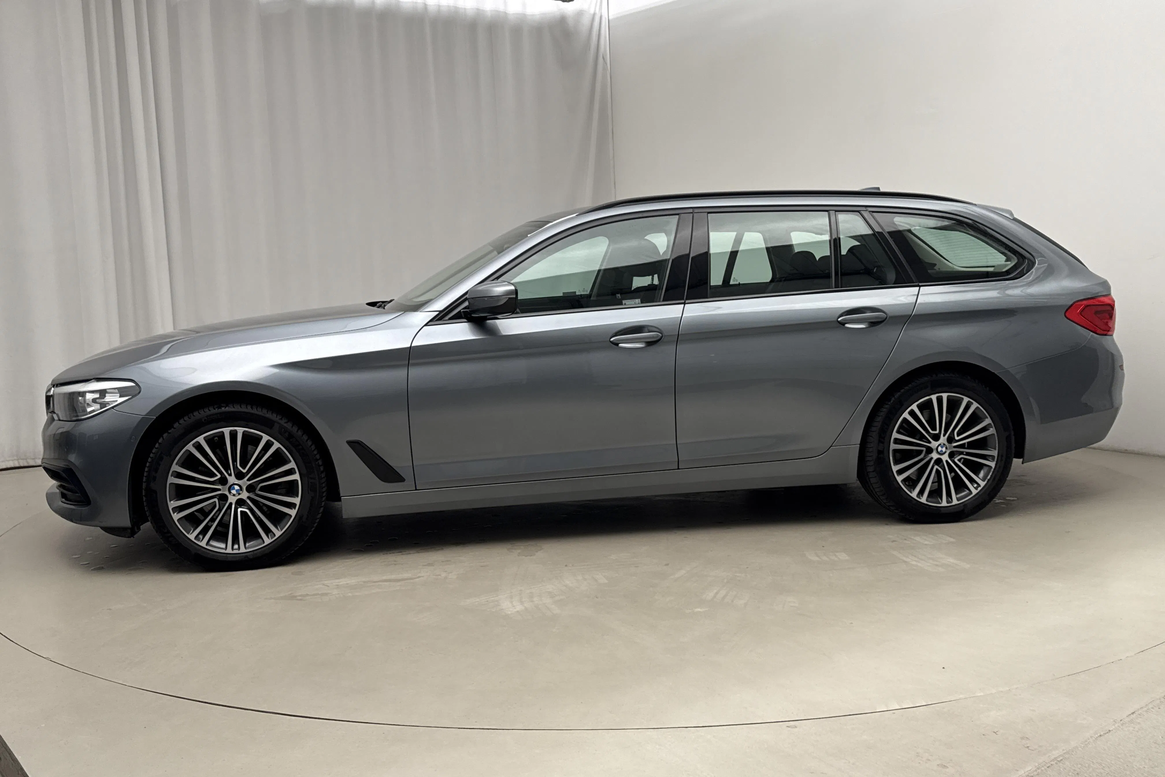 Presentation photo 2 of 19: BMW 520d xDrive Touring, G31 (190hk) - 186 430 km - Automatic - blue - 2019