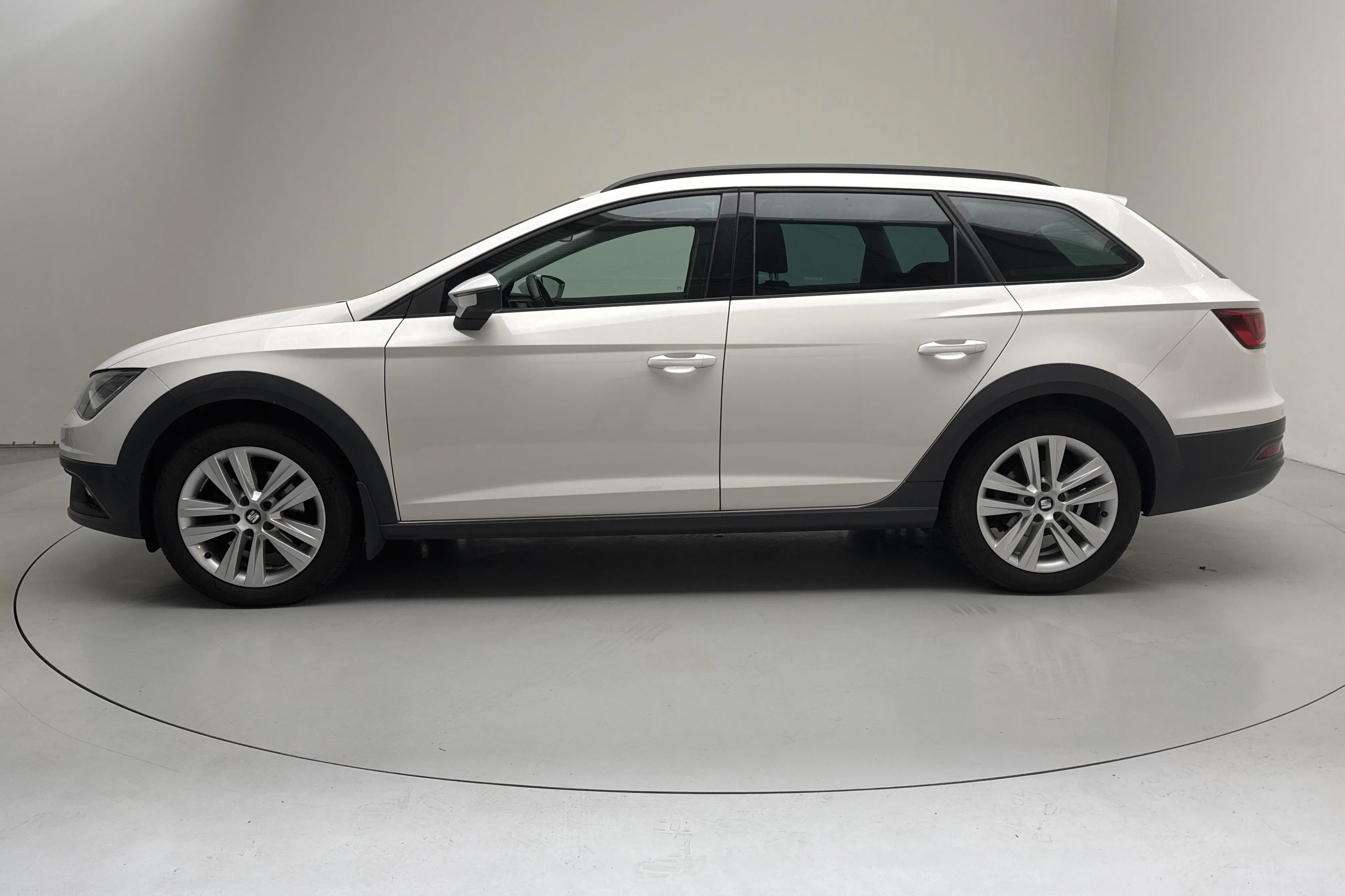 Presentation photo 2 of 14: Seat Leon 1.6 TDI ST X-Perience 4Drive (110hk) - 119 560 km - Manual - white - 2016