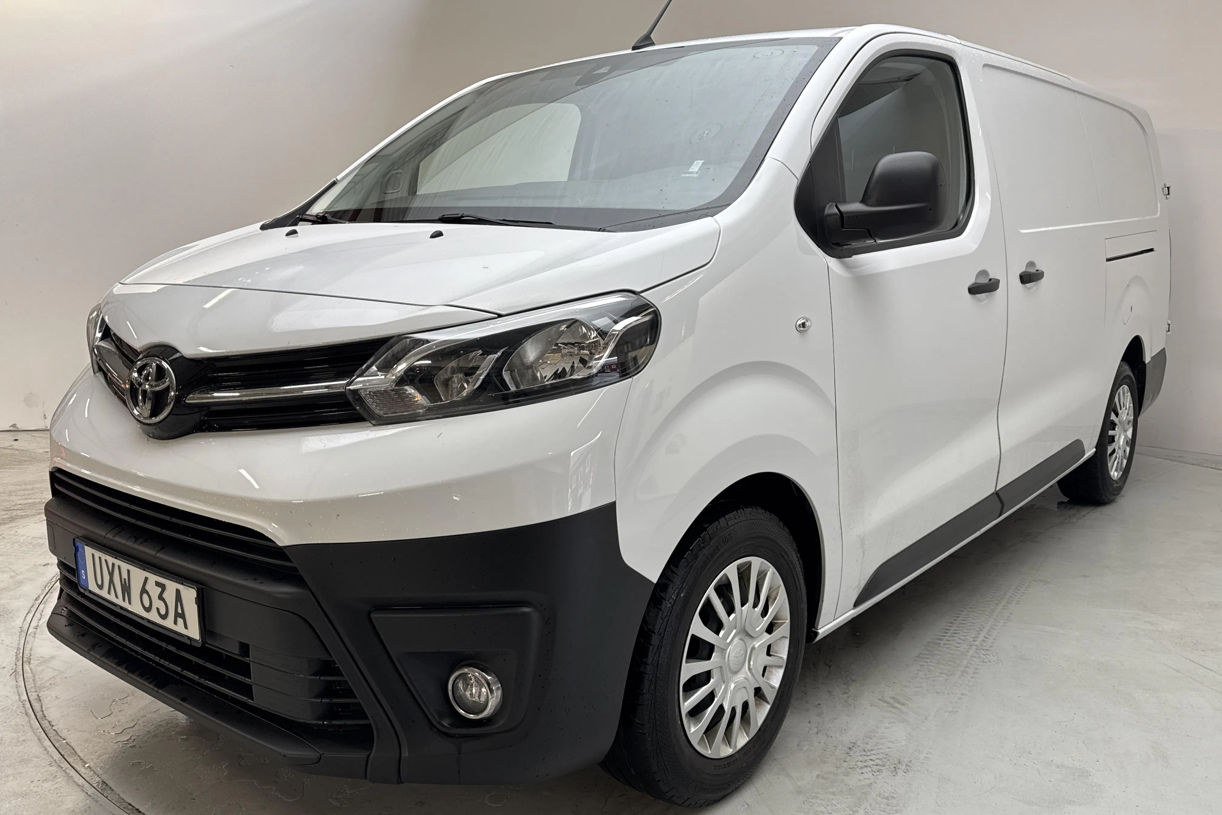 Presentation photo 1 of 13: Toyota PROACE 2.0D (145hk) - 57 510 km - Automatic - white - 2024