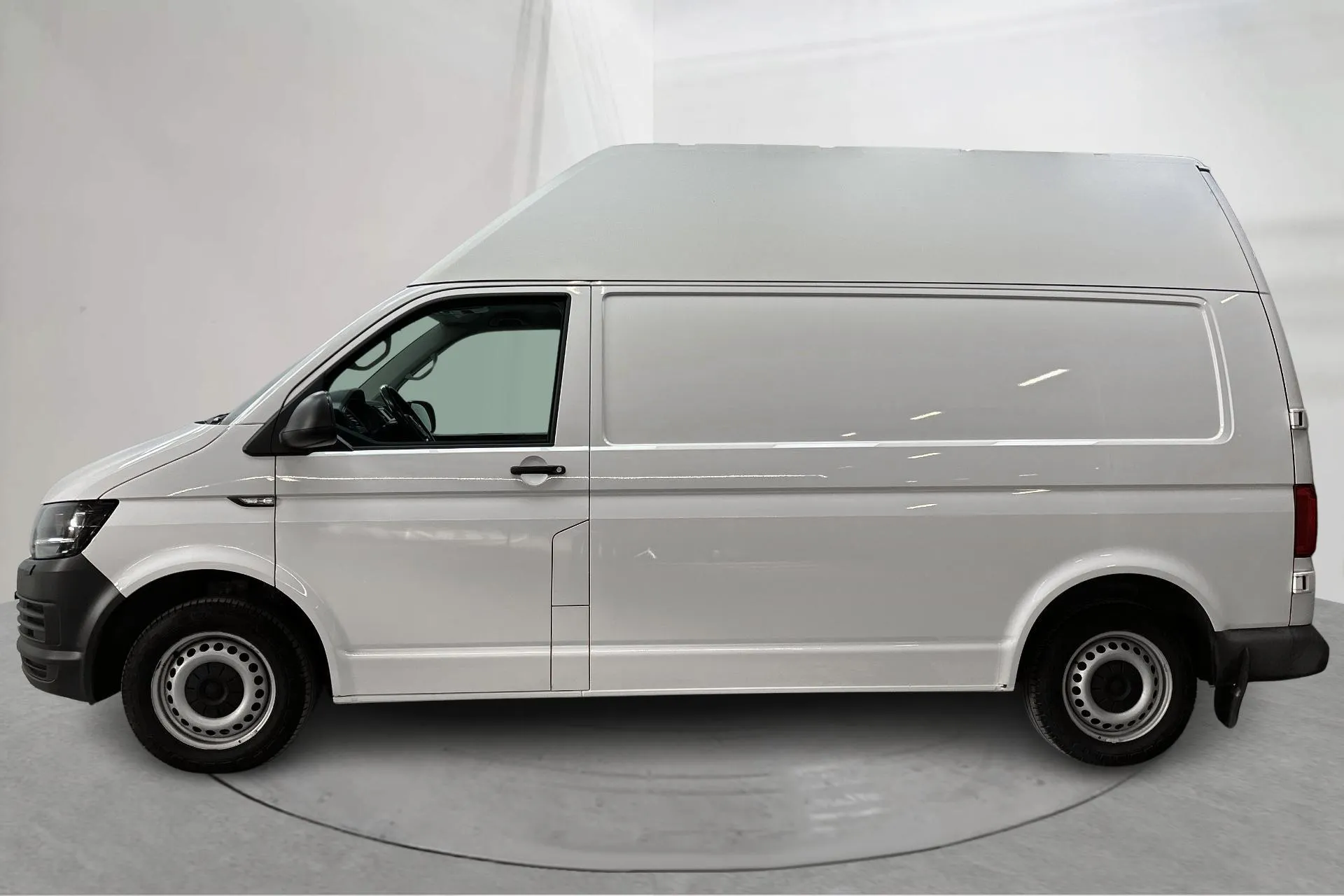 Presentationsfoto 2 av 17: VW Transporter T6 2.0 TDI BMT Skåp (150hk) - 13 483 mil - Automat - vit - 2019