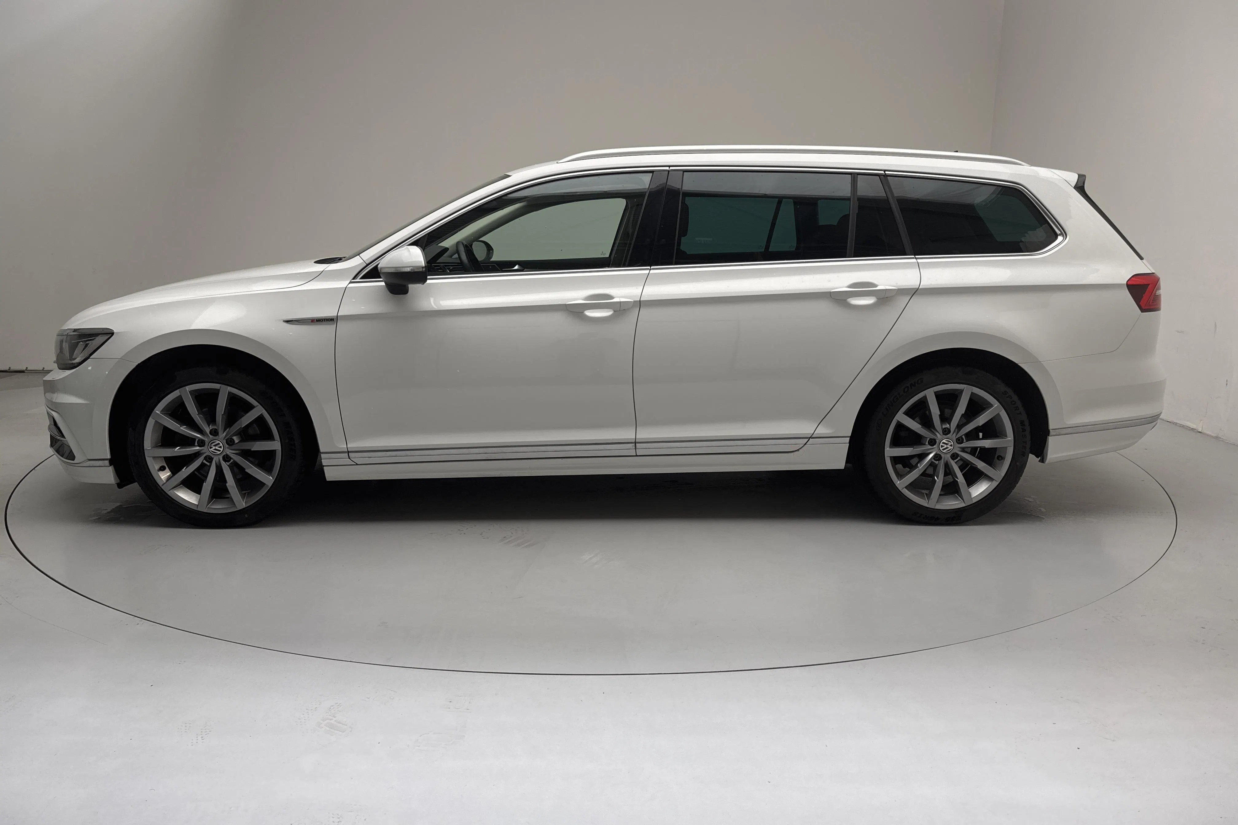Presentation photo 2 of 15: VW Passat 2.0 TDI Sportscombi 4MOTION (190hk) - 164 620 km - Automatic - white - 2017