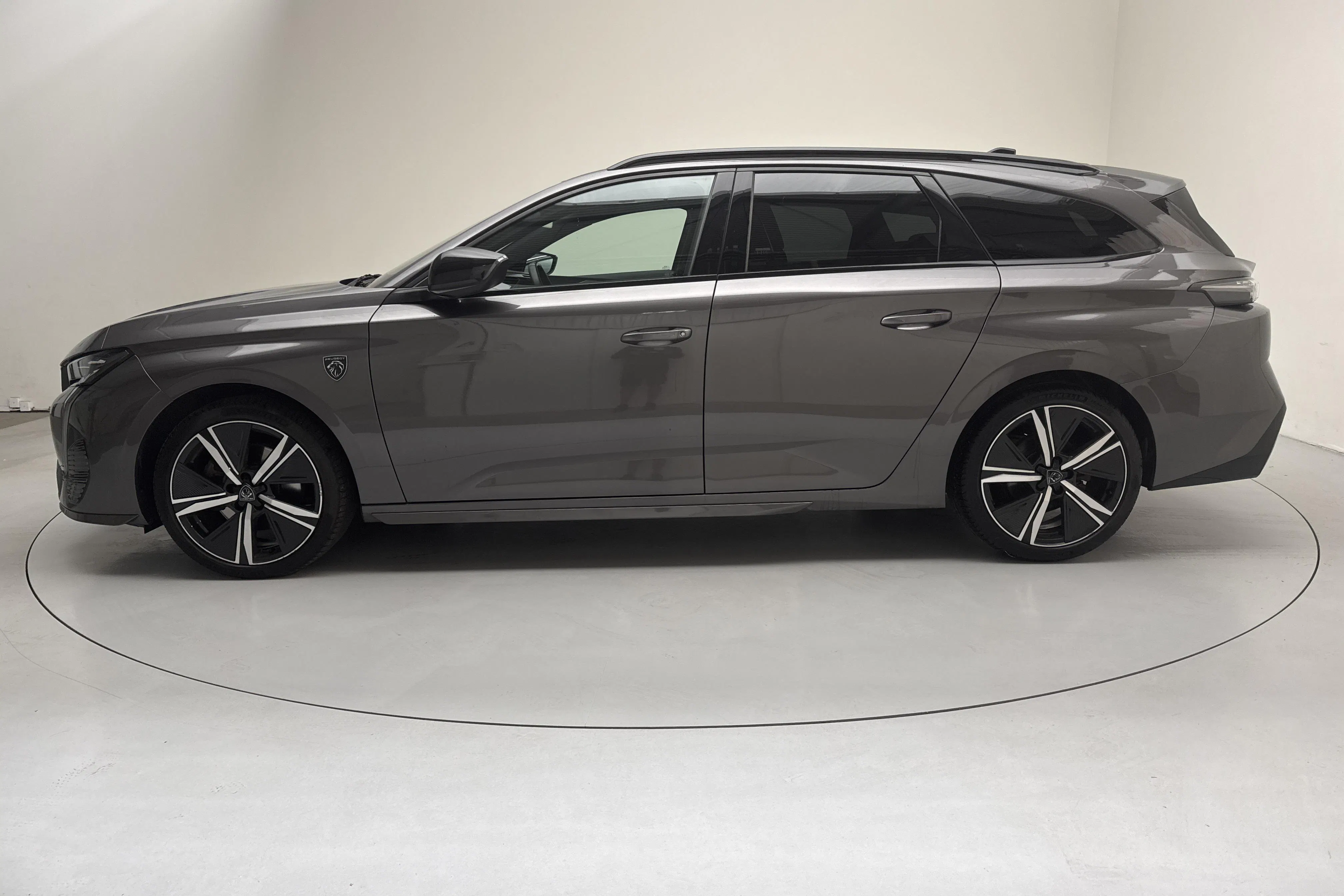 Presentationsfoto 2 av 15: Peugeot 308 1.2 PureTech SW (130hk) - 4 008 mil - Automat - grå - 2023