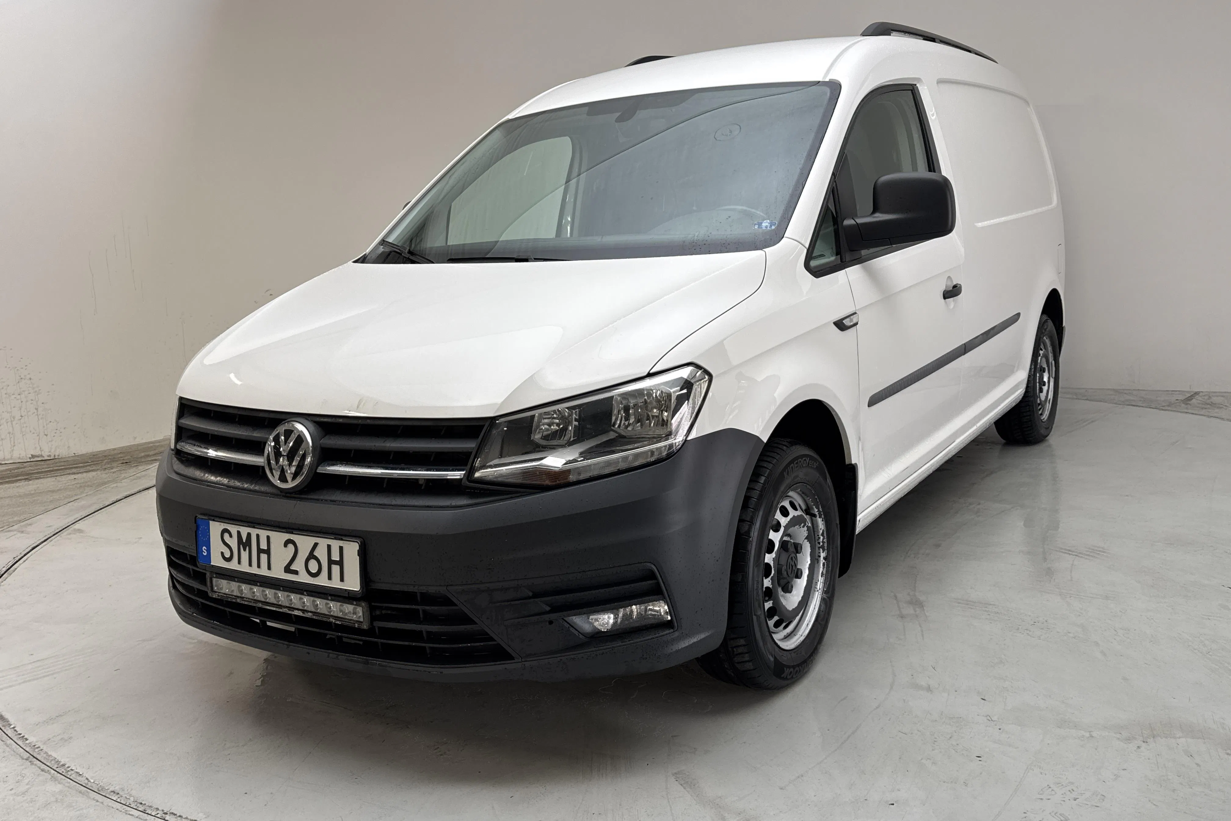 Presentationsfoto 1 av 12: VW Caddy 2.0 TDI Maxi Skåp (102hk) - 10 460 mil - Automat - vit - 2020