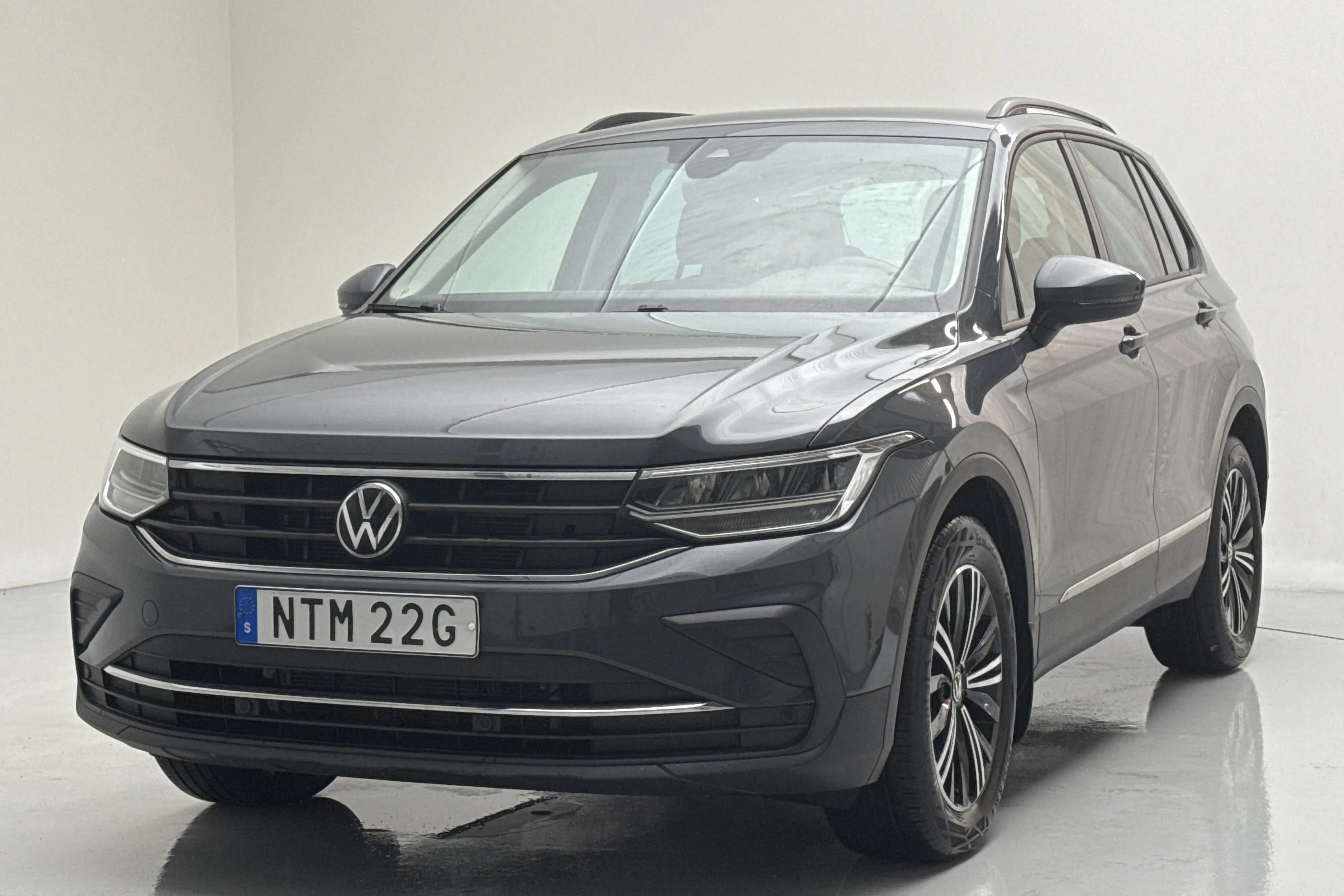 Presentationsfoto 1 av 17: VW Tiguan 1.5 TSI (150hk) - 5 160 mil - Automat - Mörkgrå - 2023