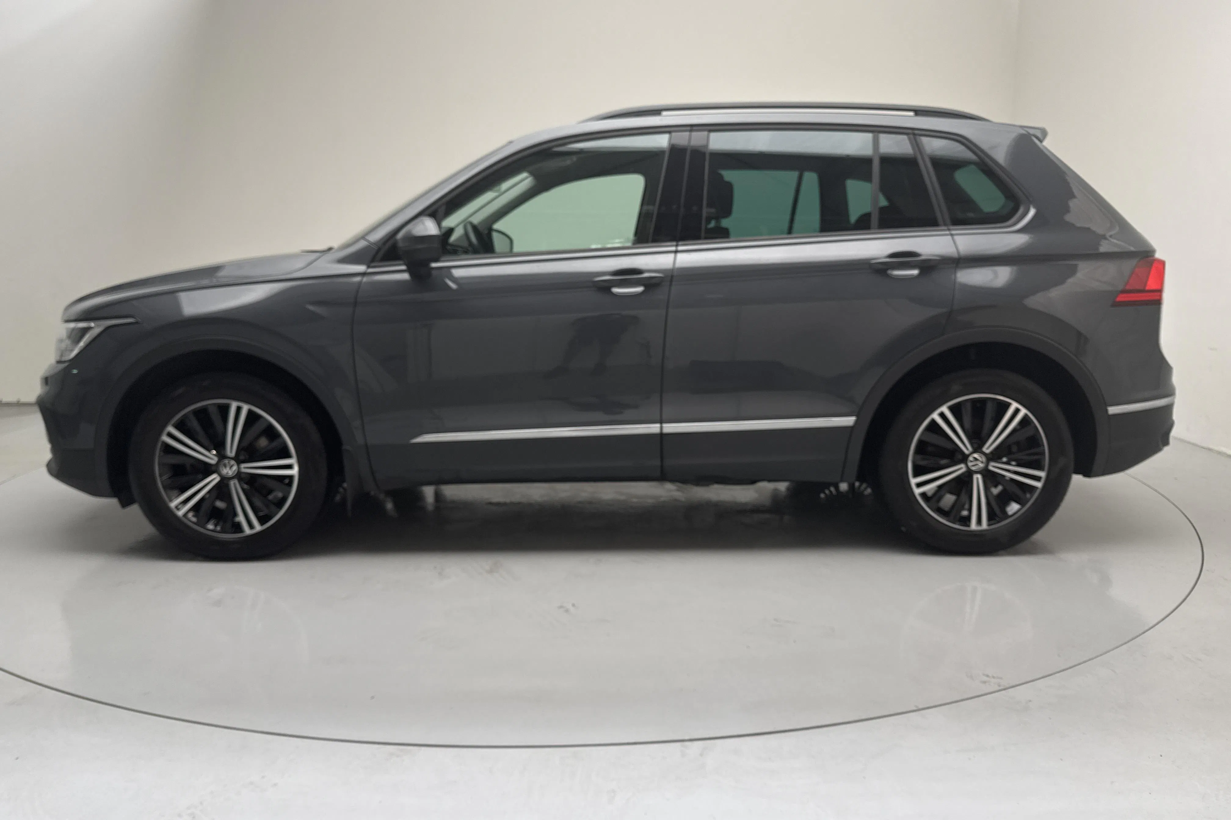 Presentationsfoto 2 av 17: VW Tiguan 1.5 TSI (150hk) - 5 160 mil - Automat - Mörkgrå - 2023