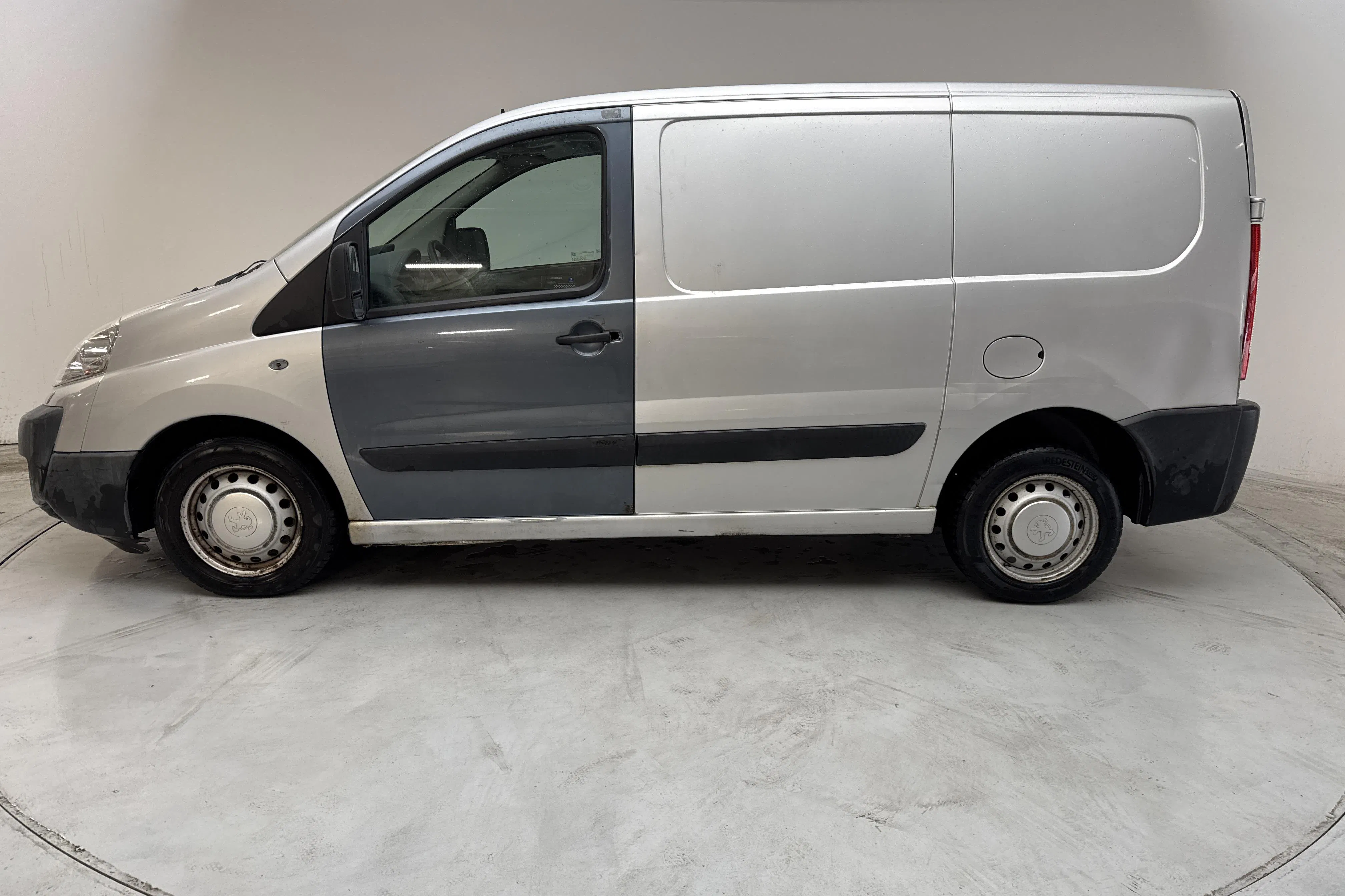 Presentationsfoto 2 av 9: Peugeot Expert 2.0 HDI Skåp (120hk) - 20 147 mil - Manuell - Ljusgrå - 2008