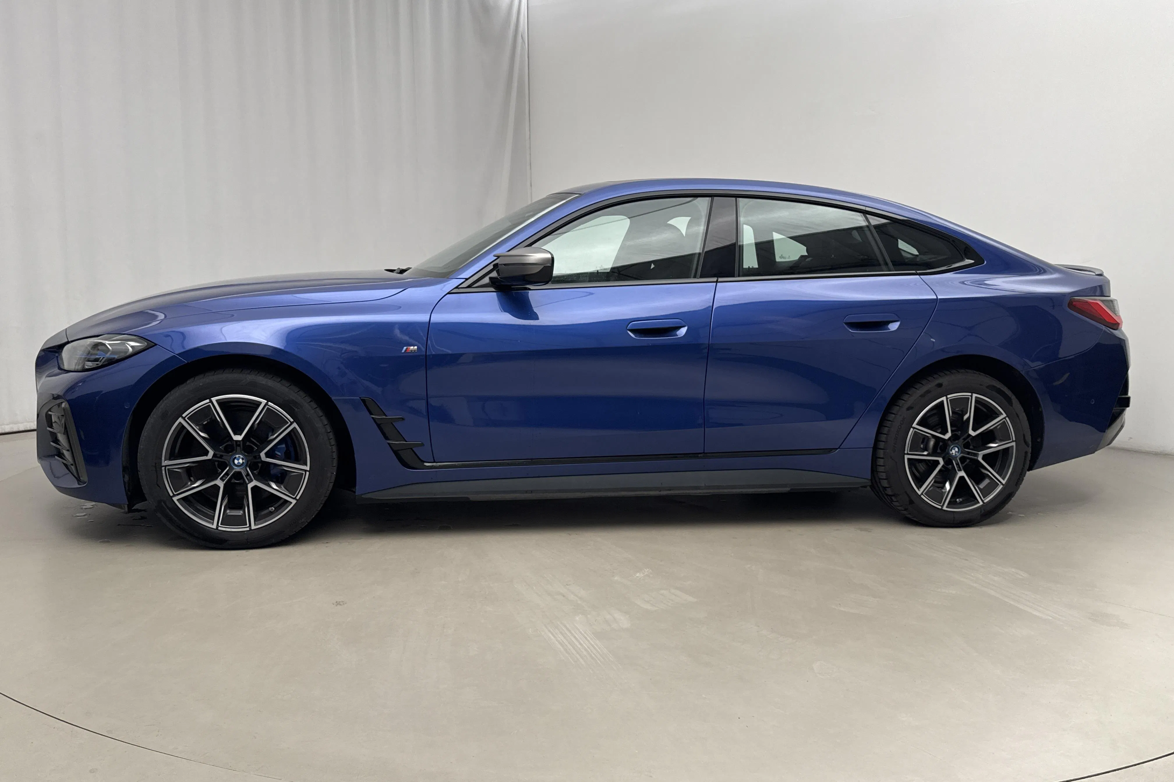 Presentationsfoto 2 av 25: BMW i4 M50 xDrive, G26 (544hk) - 2 231 mil - Automat - blå - 2023