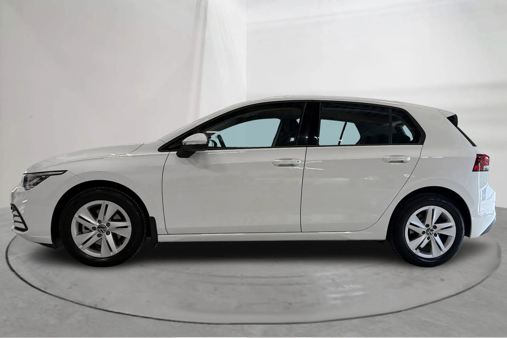 Presentation photo 2 of 13: VW Golf VIII TGI 5dr (130hk) - 13 220 km - Manual - white - 2022