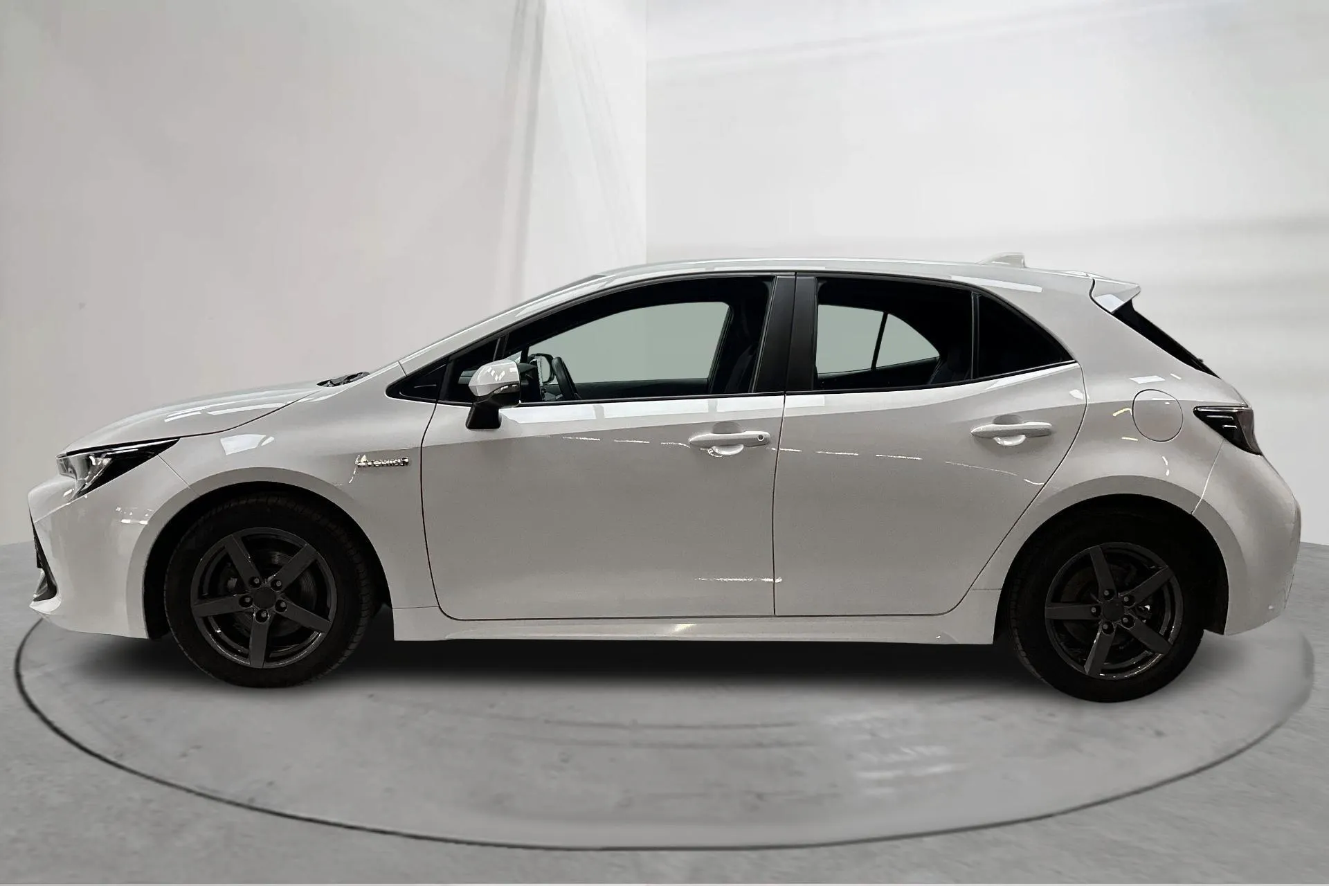 Presentationsfoto 2 av 14: Toyota Corolla 1.8 Hybrid 5dr (122hk) - 11 031 mil - Automat - vit - 2021