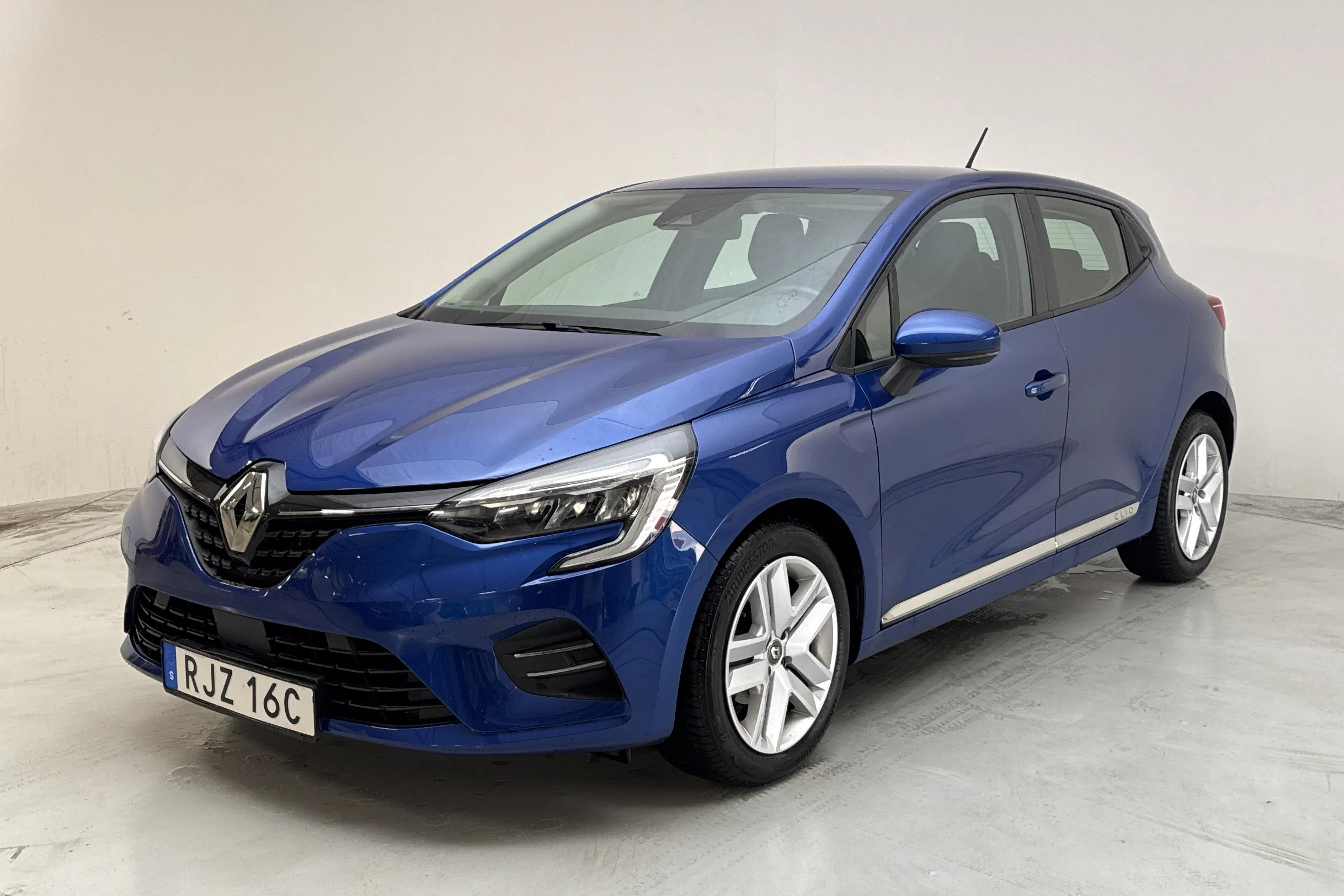 Presentationsfoto 1 av 11: Renault Clio V 1.0 TCe 5dr (90hk) - 4 951 mil - Manuell - blå - 2022