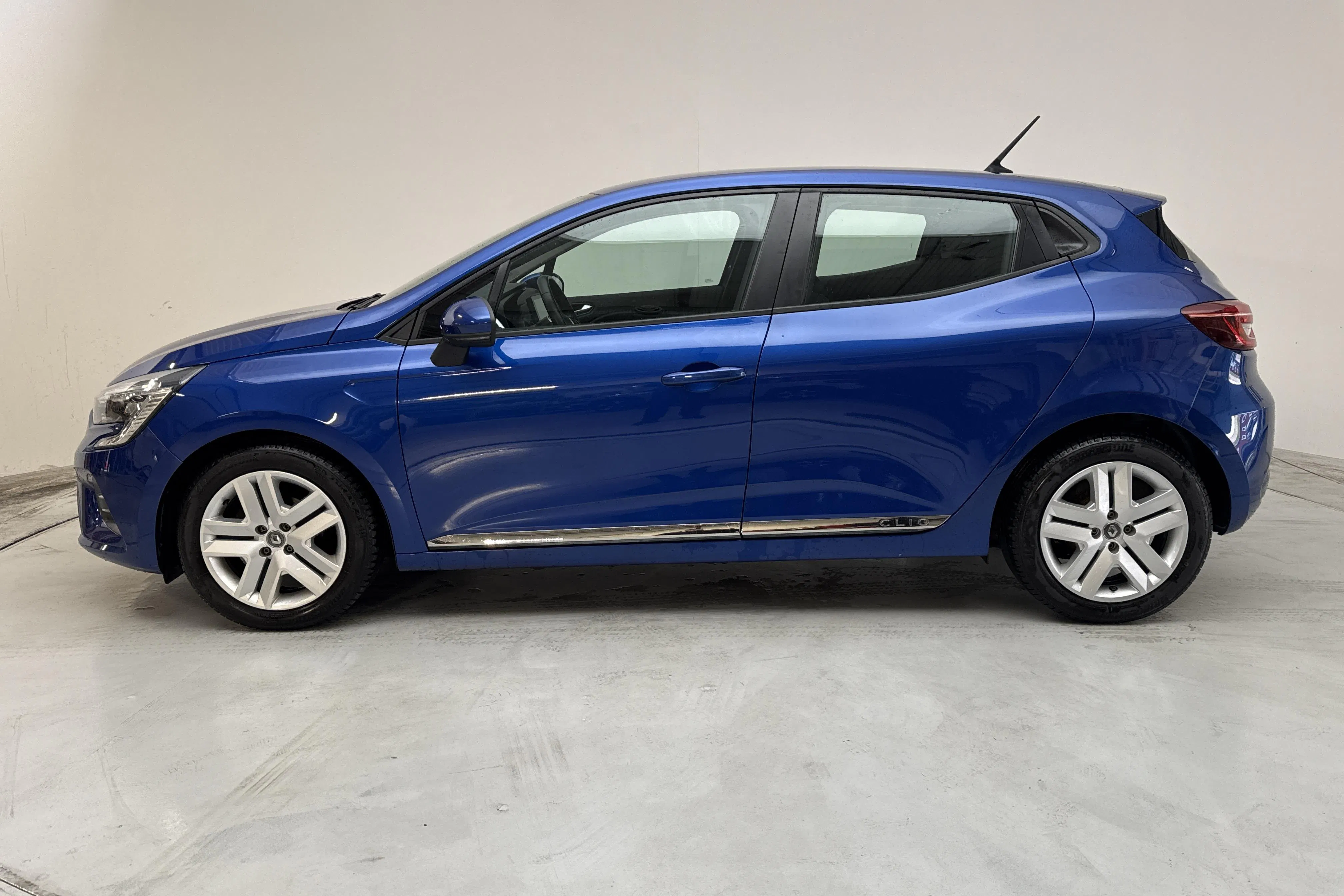 Presentationsfoto 2 av 11: Renault Clio V 1.0 TCe 5dr (90hk) - 4 951 mil - Manuell - blå - 2022