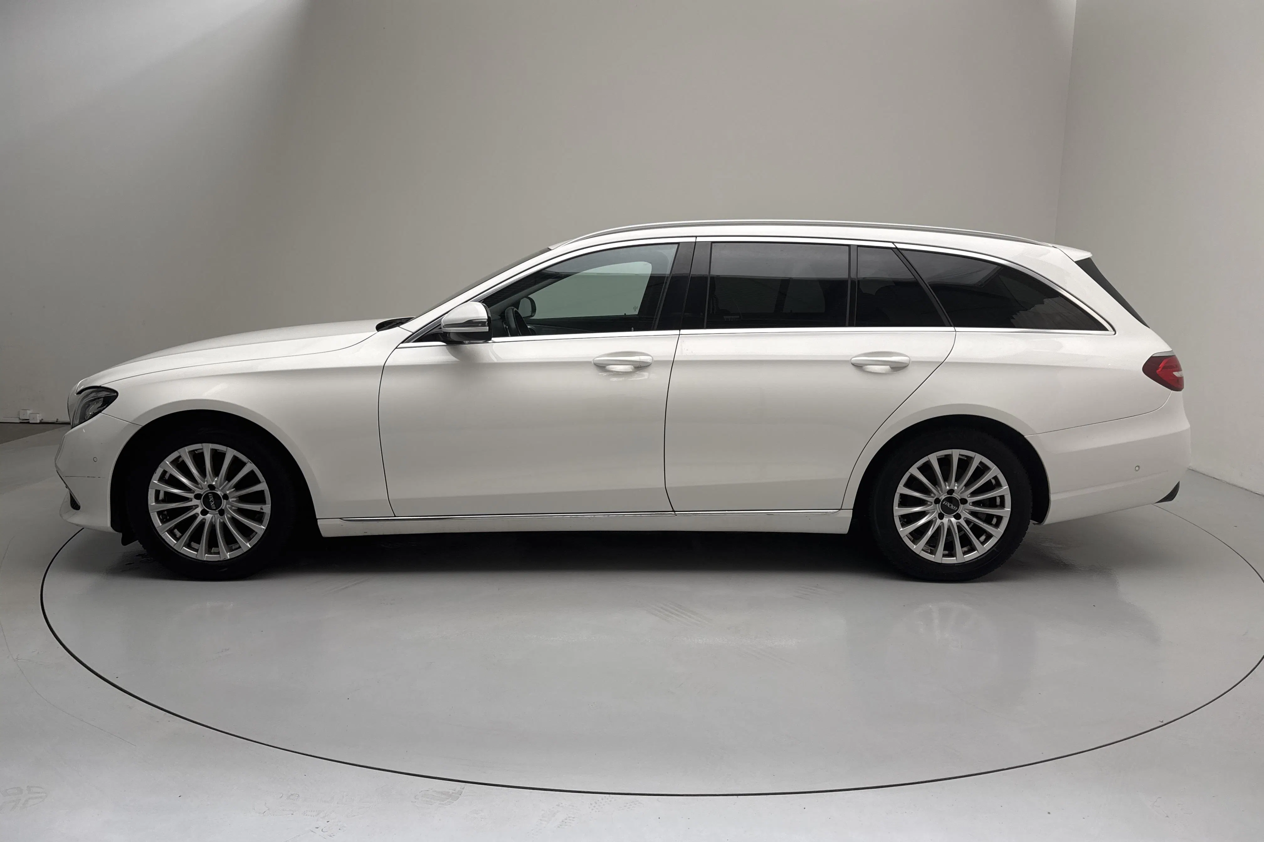 Presentationsfoto 2 av 14: Mercedes E 200 d Kombi S213 (150hk) - 17 505 mil - Automat - vit - 2019